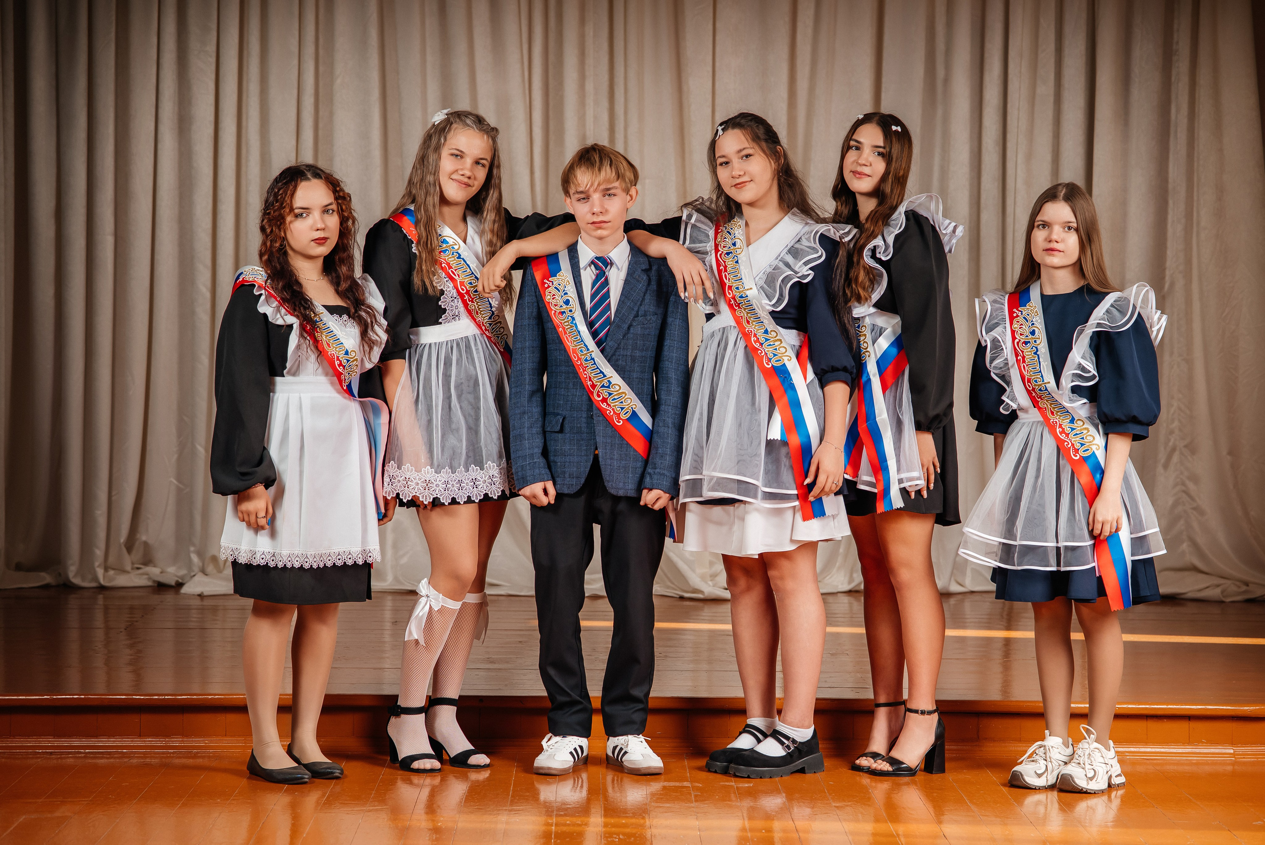 Классическая классика. Школьный фотограф в Валуйках. Фотосессии для выпускников и изготовление выпускных альбомов в городе Валуйки и в Белгородской области