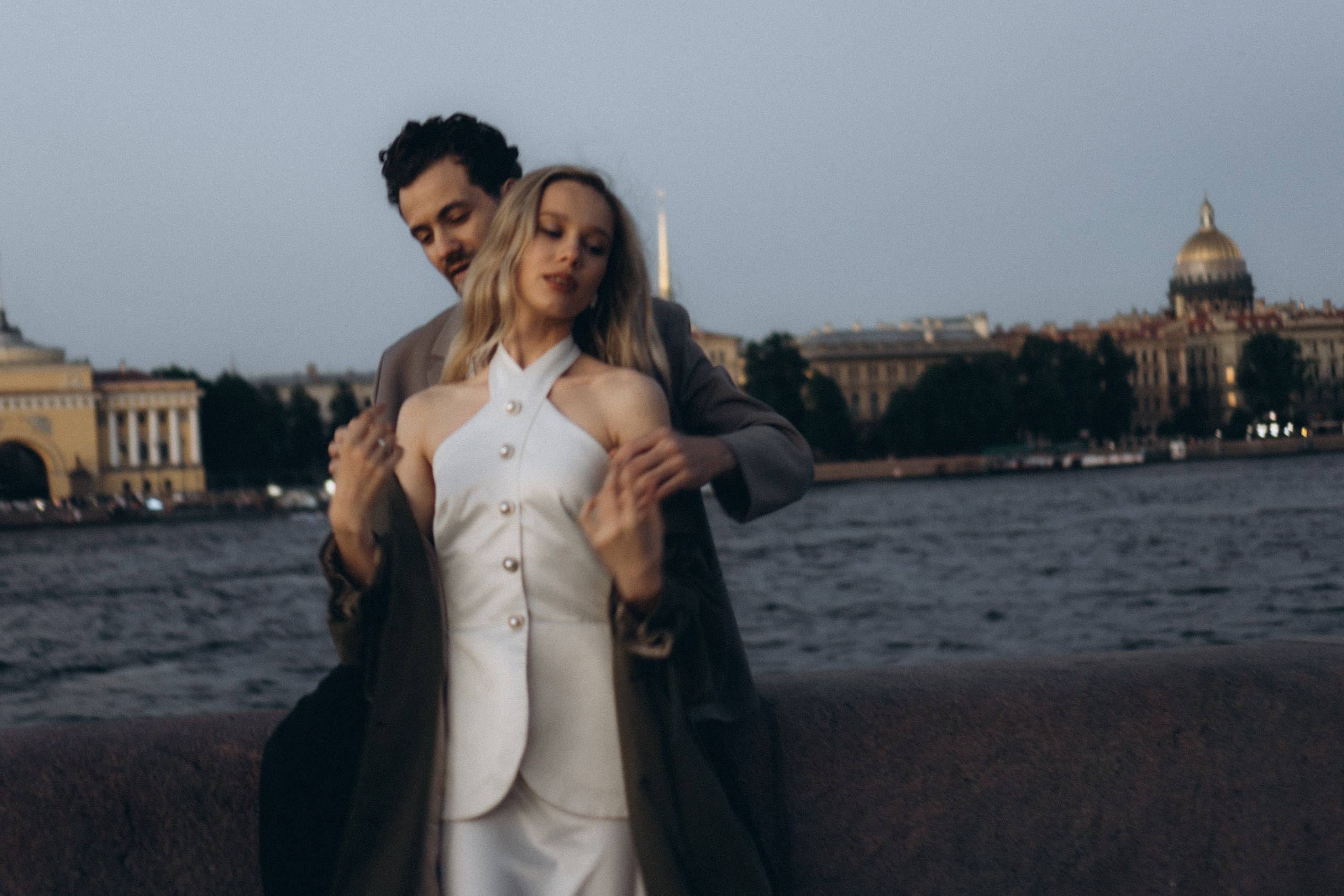 СВАДЕБНАЯ СЬЕМКА ПАРЫ НА РАССВЕТЕ В БЕЛЫЕ НОЧИ И ПРОГУЛКА С РАЗВОДНЫМИ МОСТАМИ И ПИКНИК ВОЗЛЕ ИСАКИЕВСКОГО СОБОРА. Профессиональный фотограф, Санкт-Петербург — Виктория Богомолова