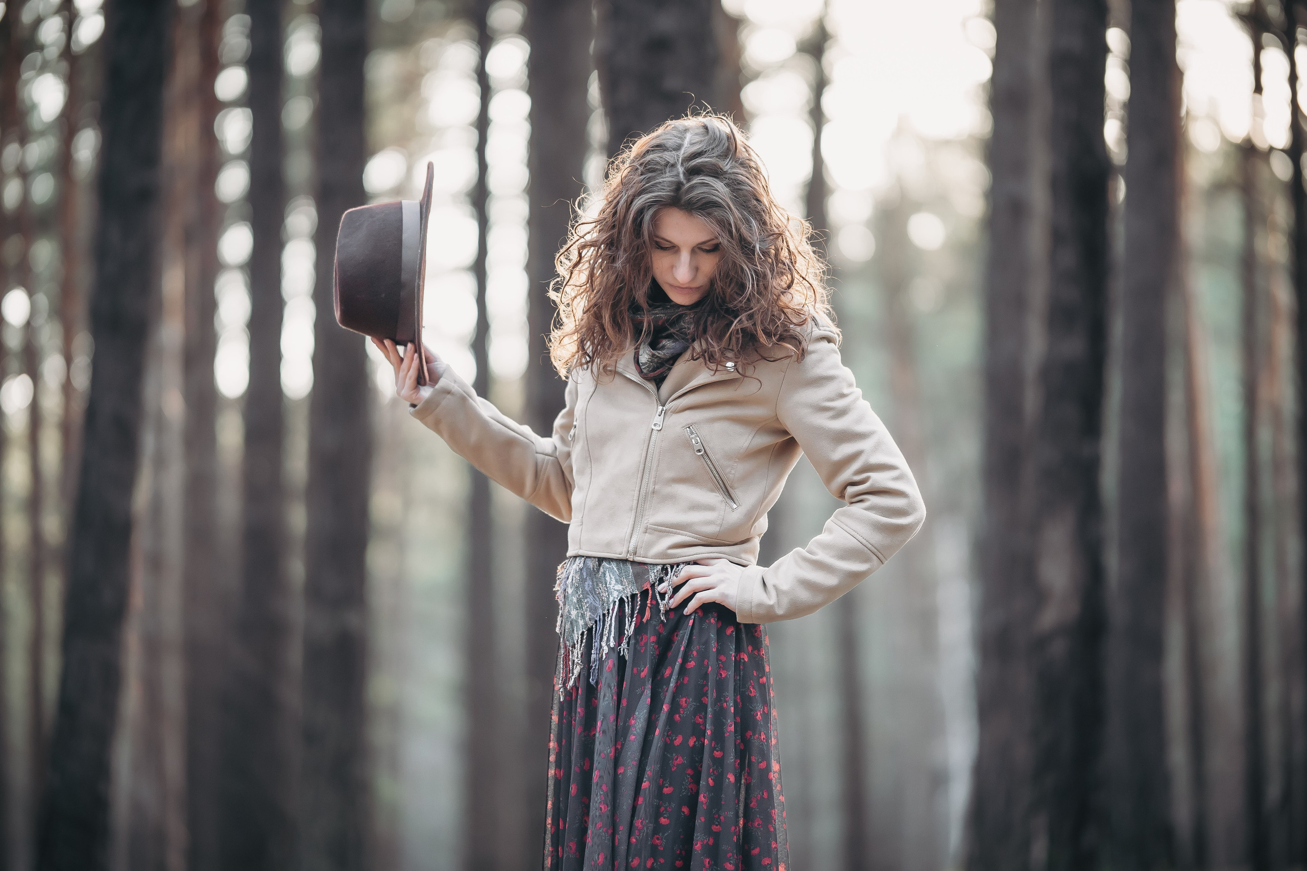 Девушка снимает шляпу