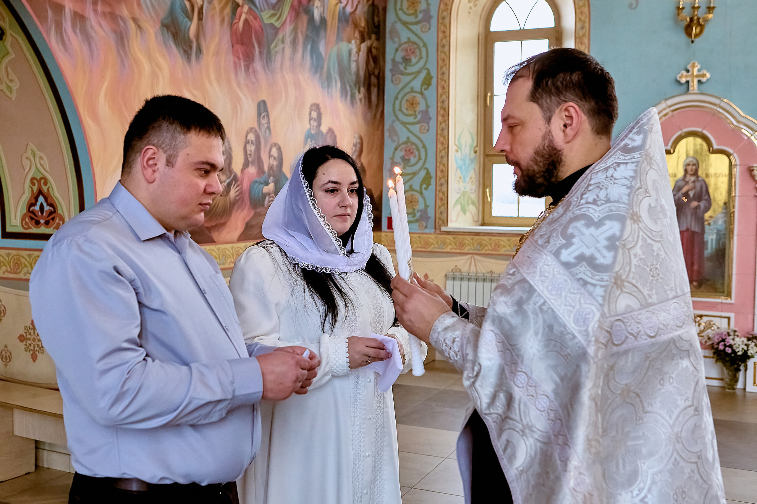 снимок Вручение свечей на таинстве Венчания