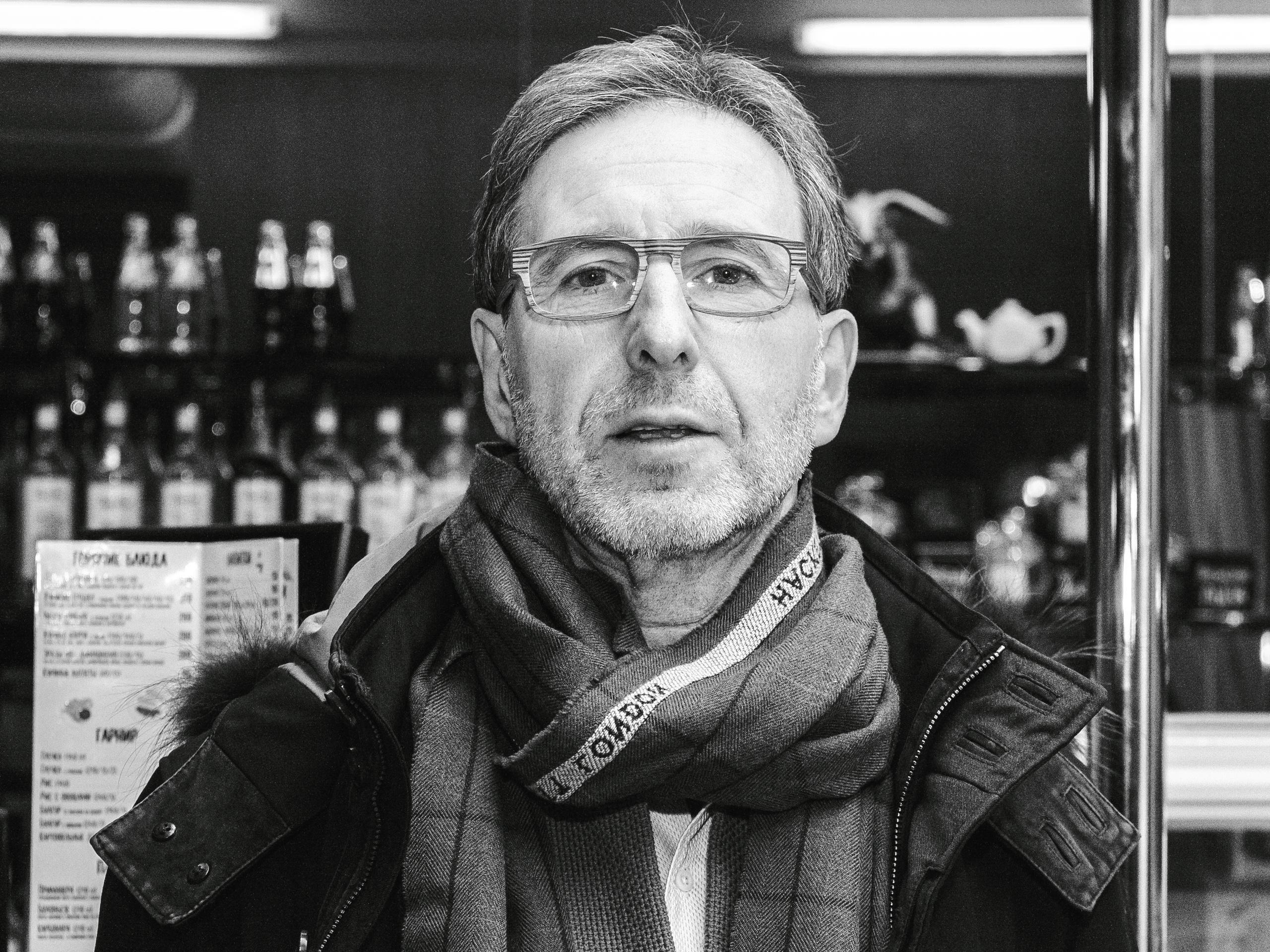 Олег Эдвардович Радзинский.Фото сделано 25.10.2018 года в Буквоеде.Попросила Олега встать на это же место в кафе,где стоял его отец.Получилось забавно) Сын очень не похож на отца.