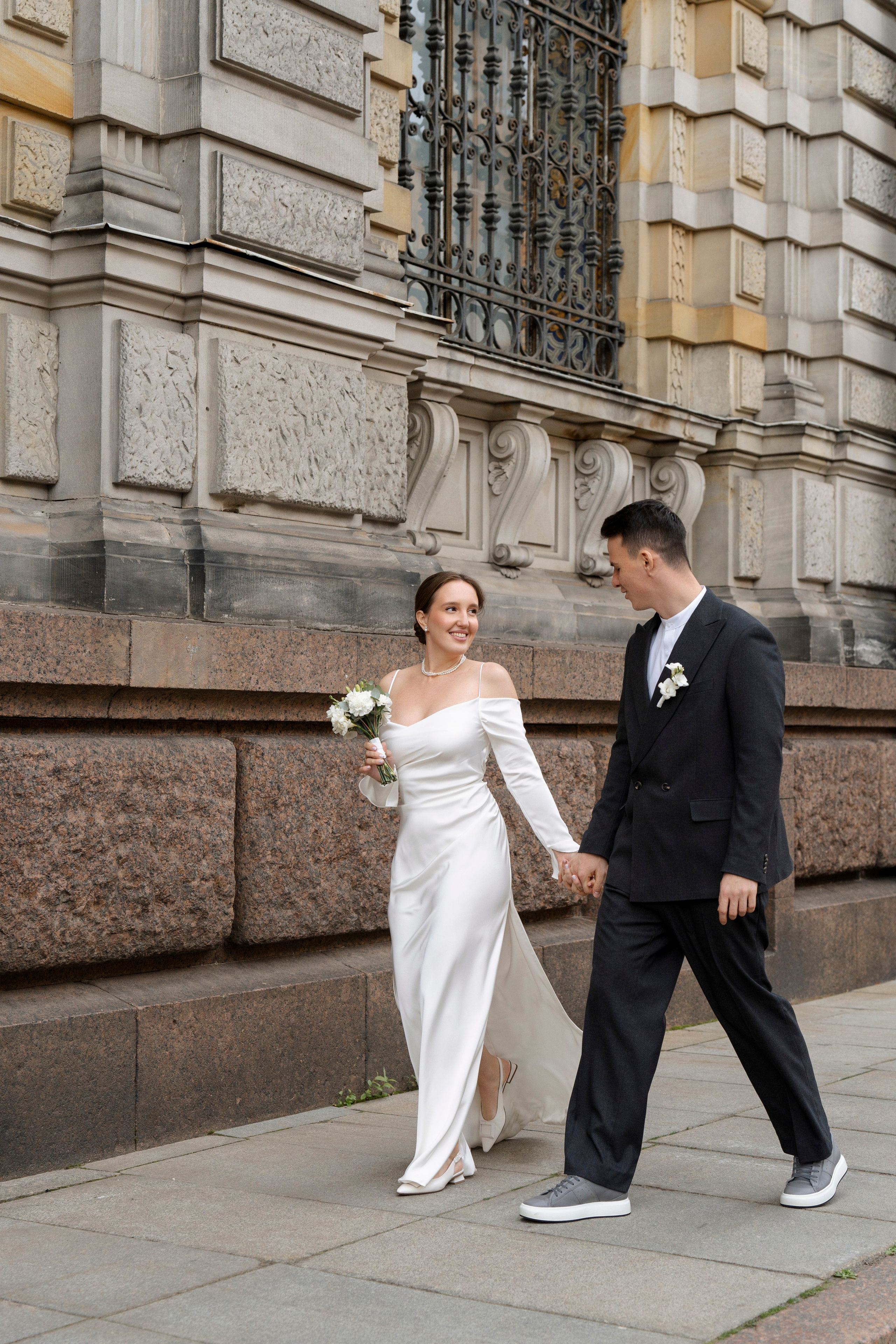 Лёня и Юля. Питер. От утра в отеле до вечеринки в ресторане на заливе. Цифра и плёнка. Свадебный фотограф Катерина Чулкова