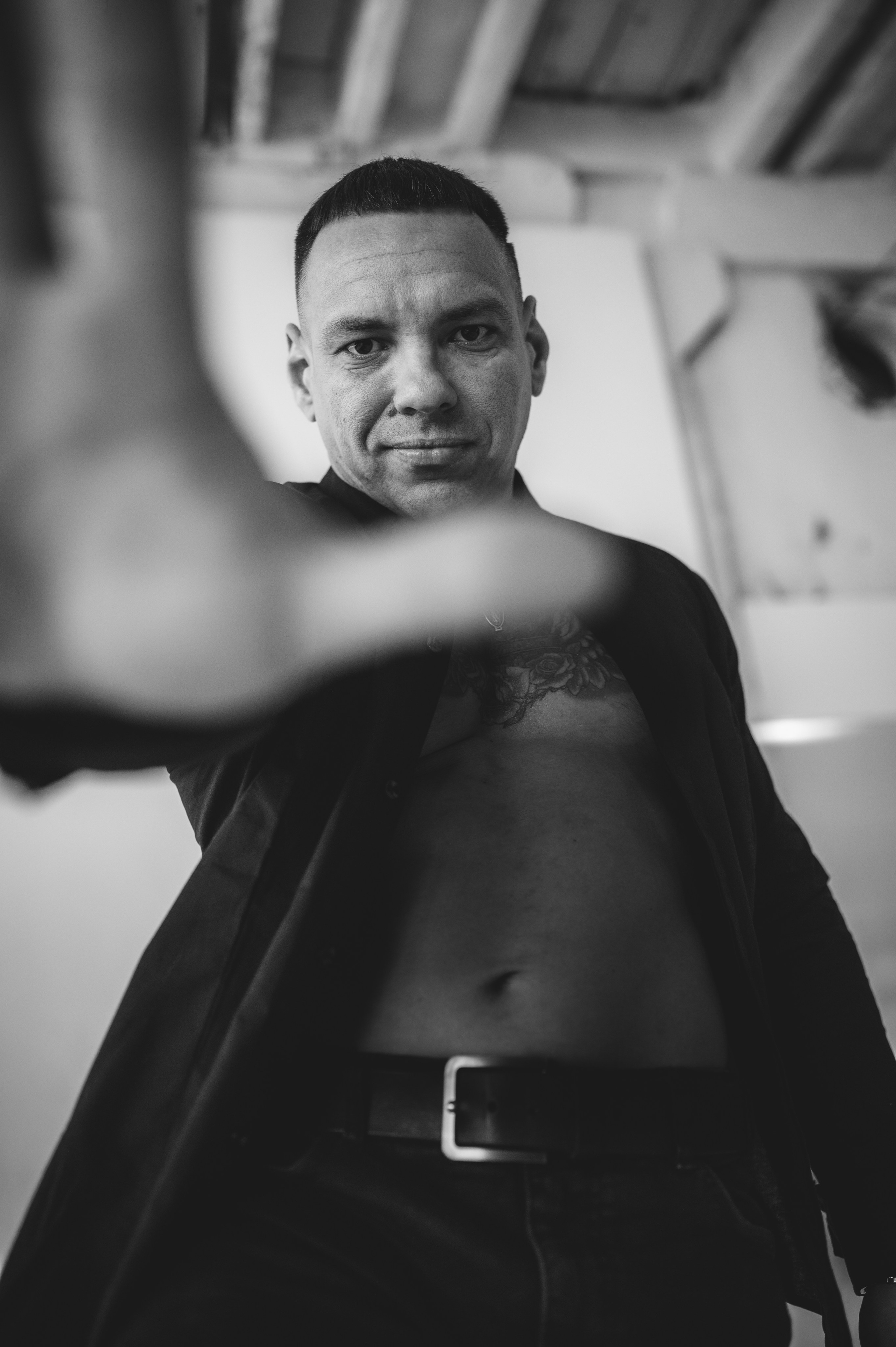 Студийный портрет мужчины