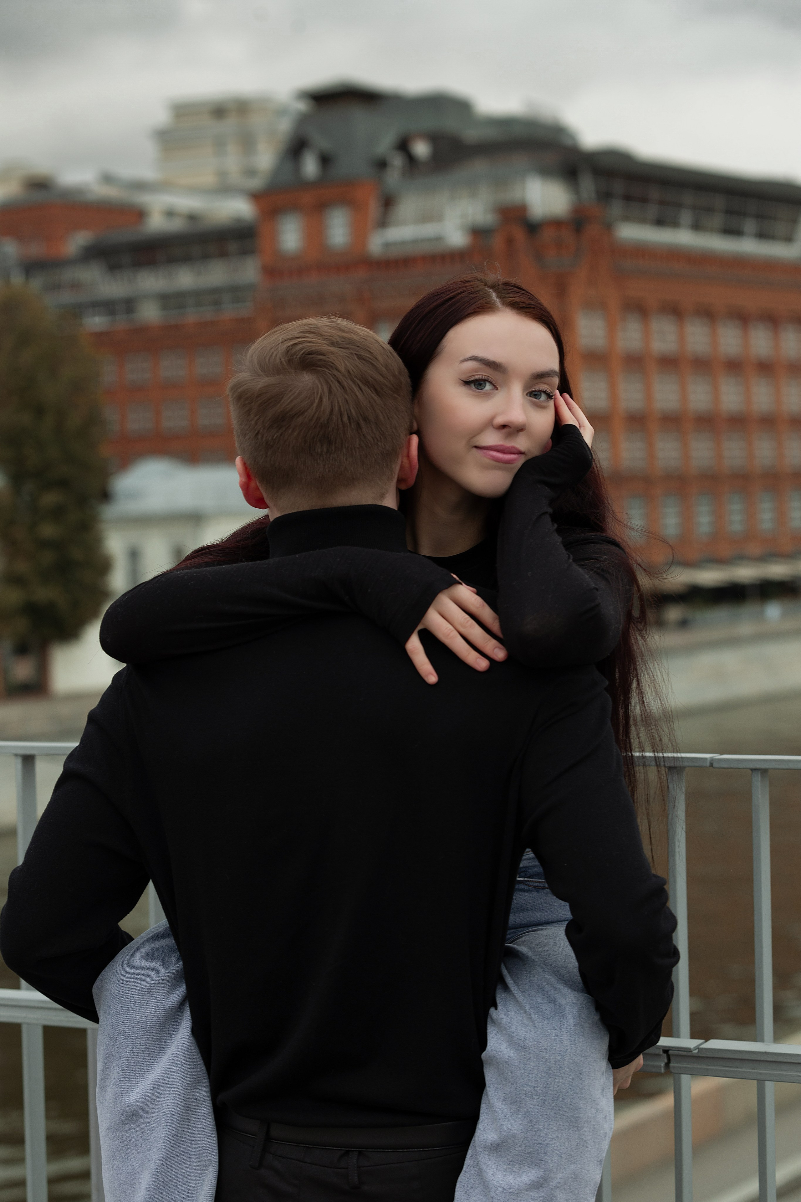 Фотосессия пары — момент близости и нежности.