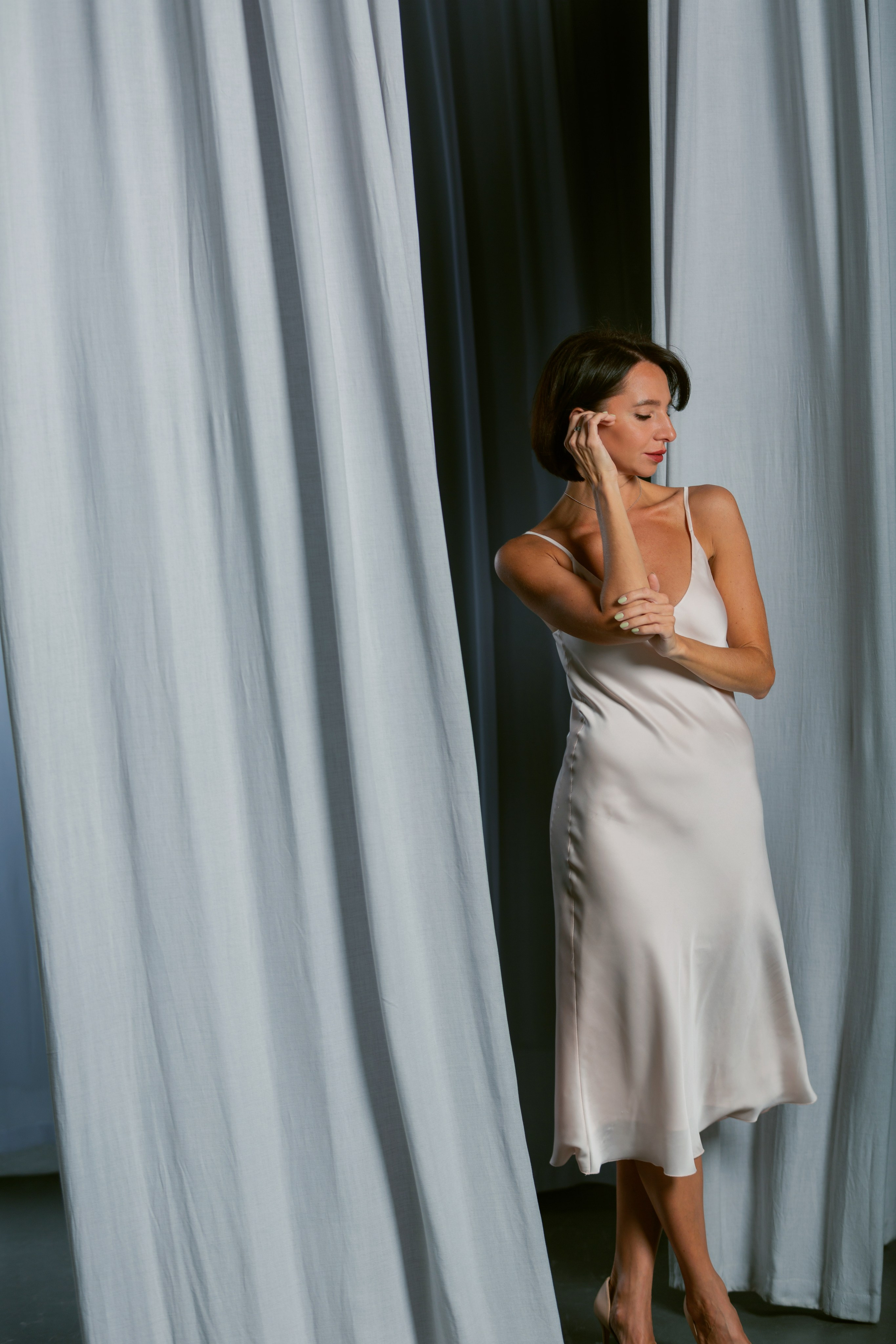 Индивидуальная фотосессия девушки — светлая студия с серыми шторами.