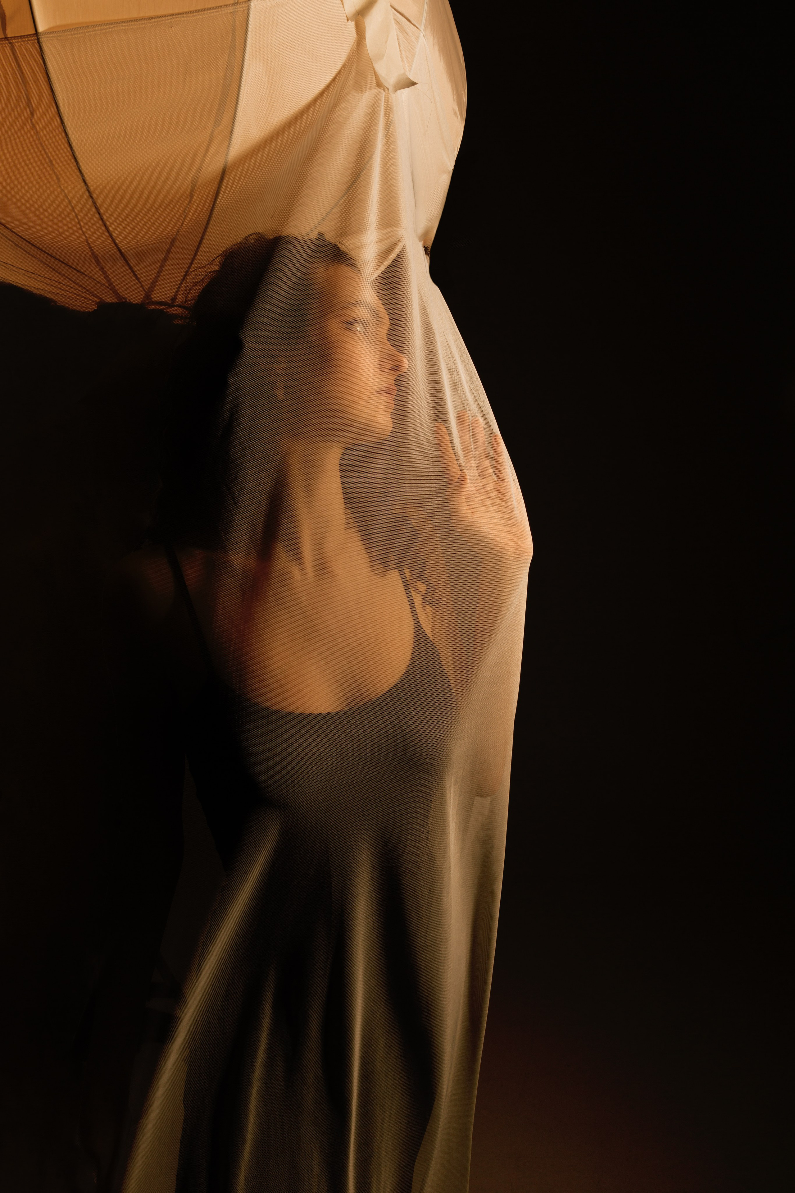 Пластика и свет в женском портрете — художественная фотосессия в студии