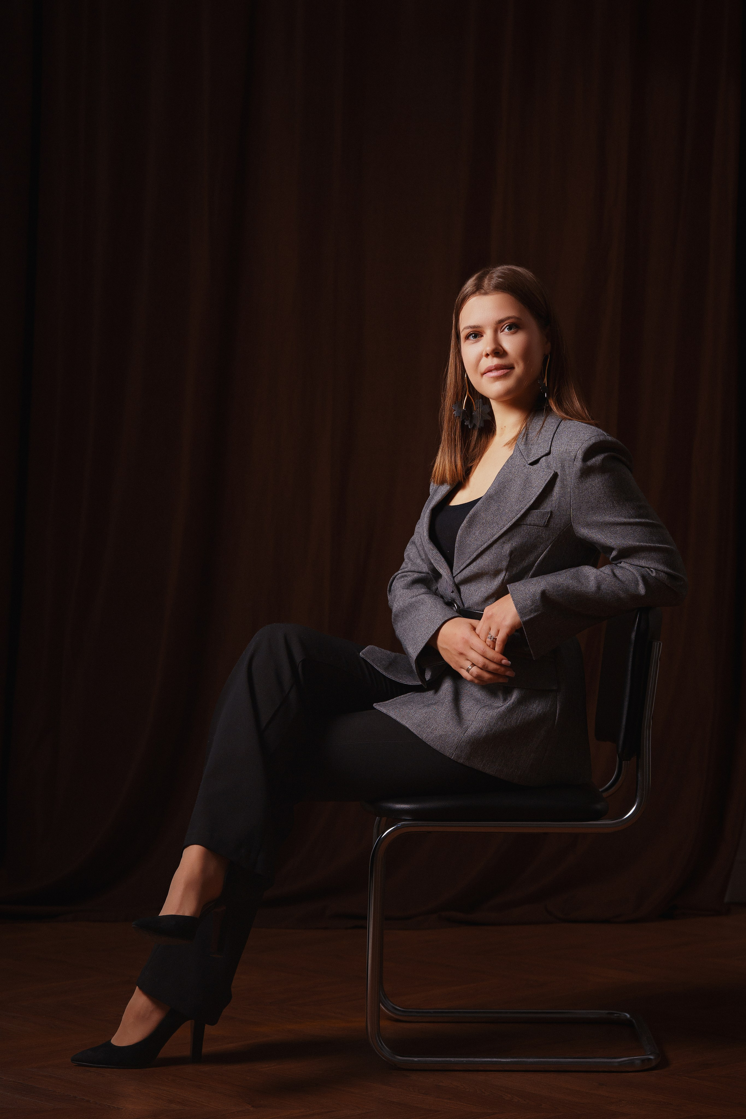 Портрет Марии в студии — естественная ретушь и спокойный образ