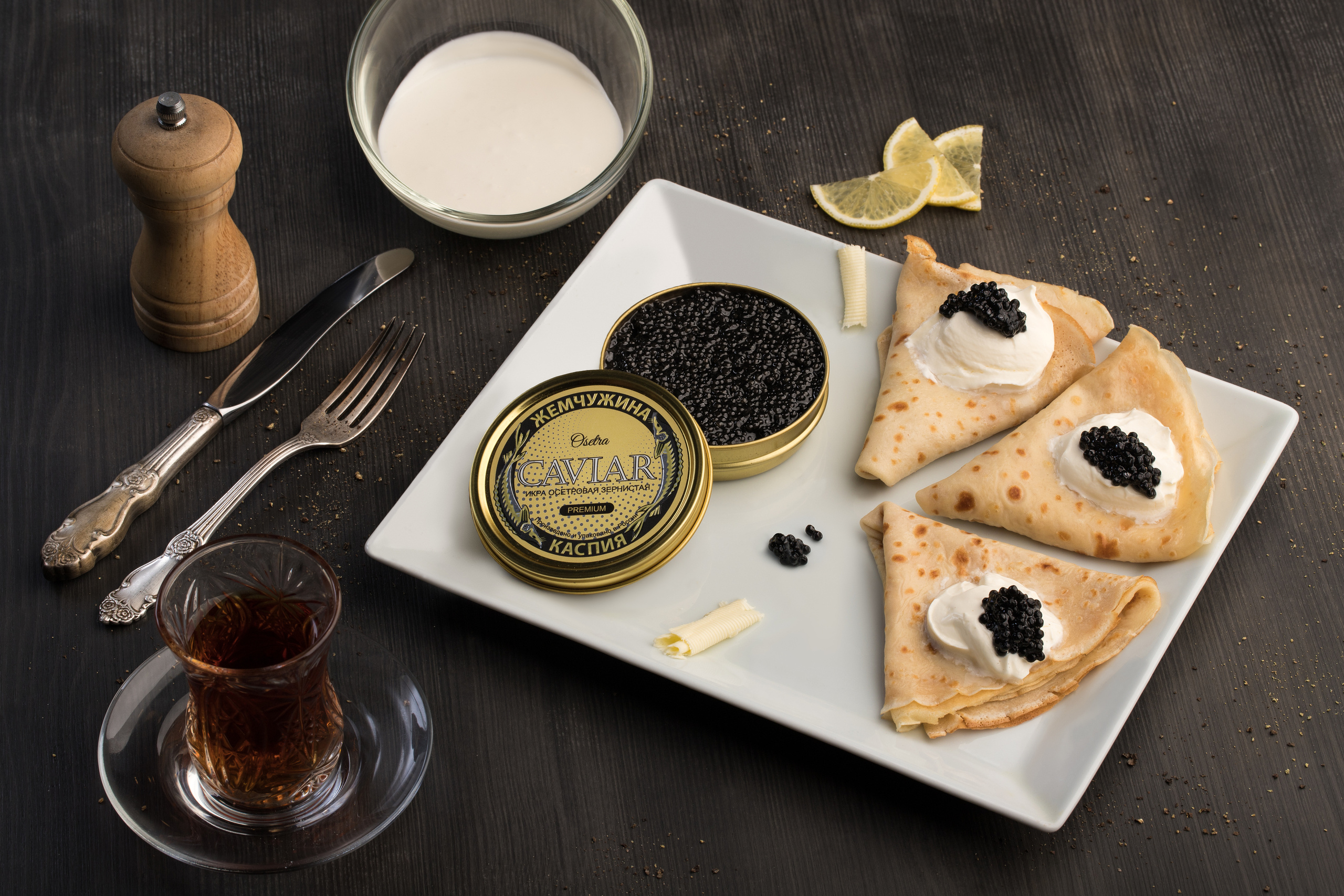 черная икра с блинами