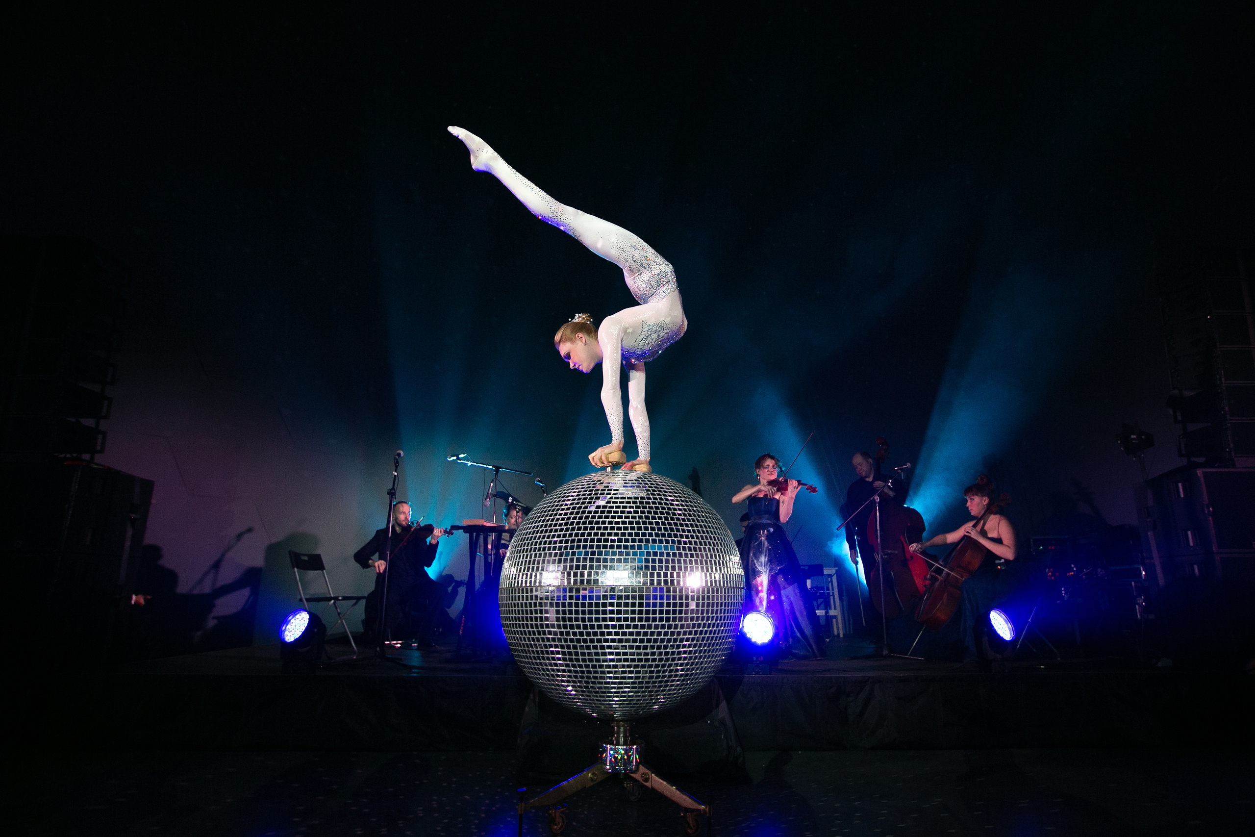  Девушка на Шаре фото: Геннадий Чистов