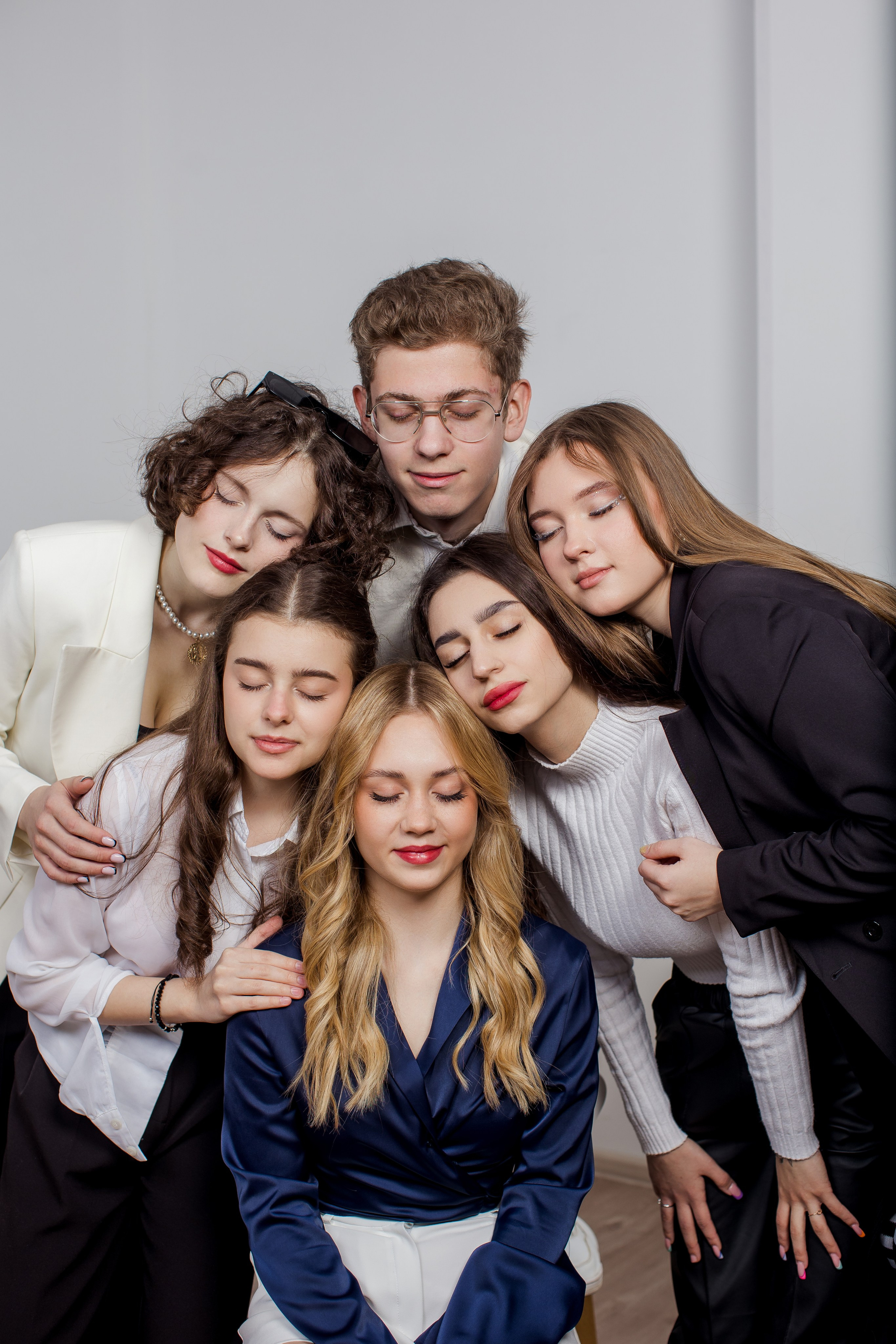 Молодой человек и девушки прижались друг к другу лицами