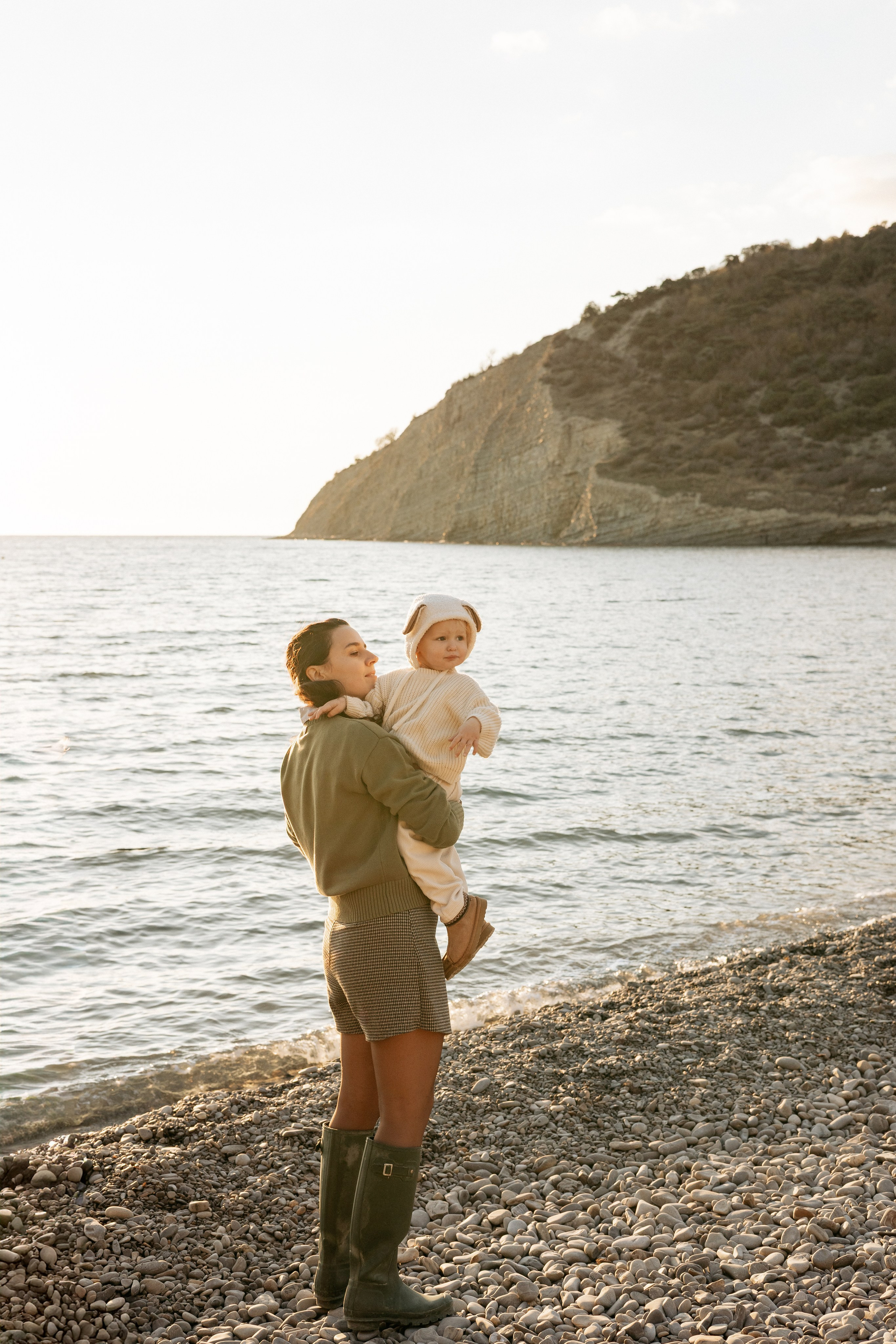 Поколения вместе — Три поколения семьи наслаждаются отдыхом на берегу Черного моря