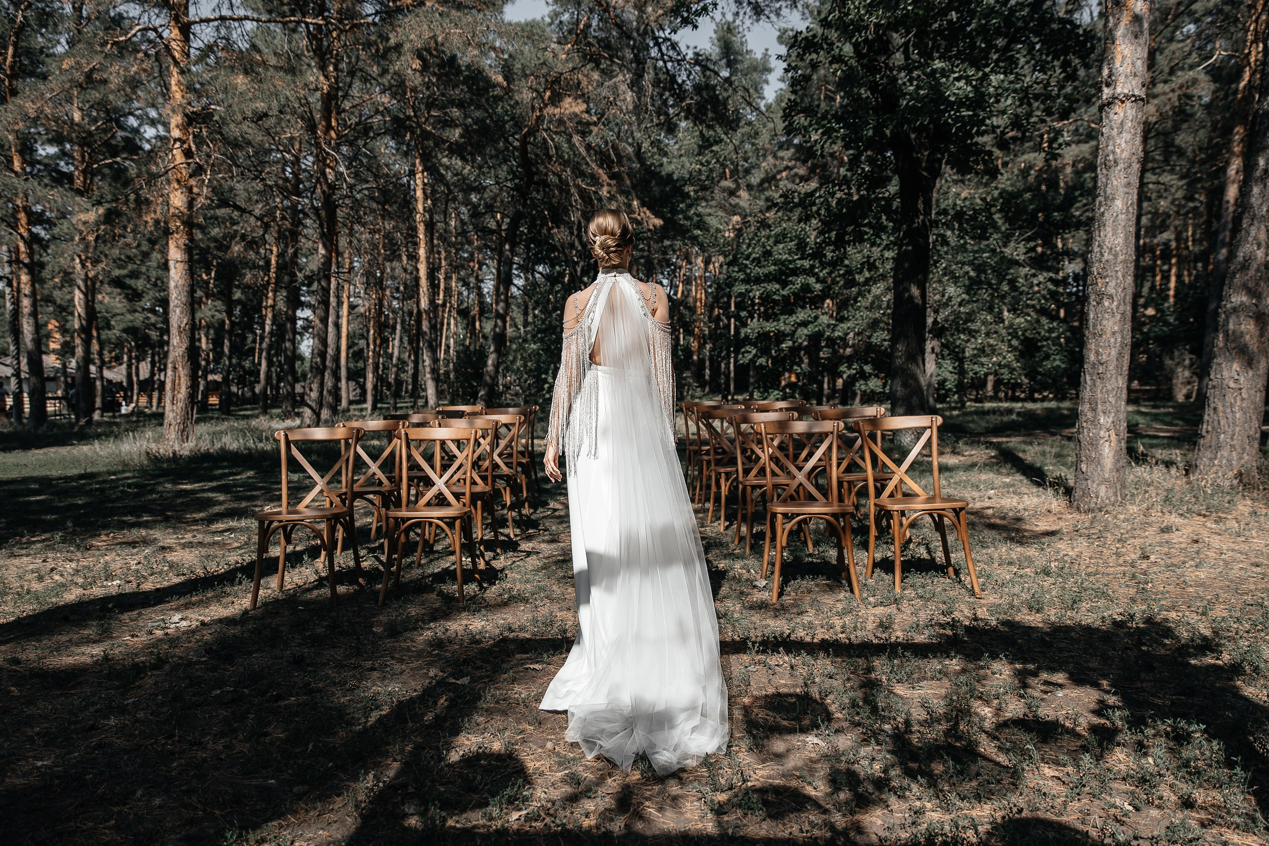 Здравствуйте! Я&nbsp;свадебный фотограф из&nbsp;Ульяновска, работаю в&nbsp;том числе по&nbsp;всей России и&nbsp;с&nbsp;выездом за&nbsp;границу. Снимаю свадьбы, lovestory, корпоративы, светский репортаж. Провожу обучение по&nbsp;фотографии, мастер-классы и&nbsp;воркшопы для других фотографов.