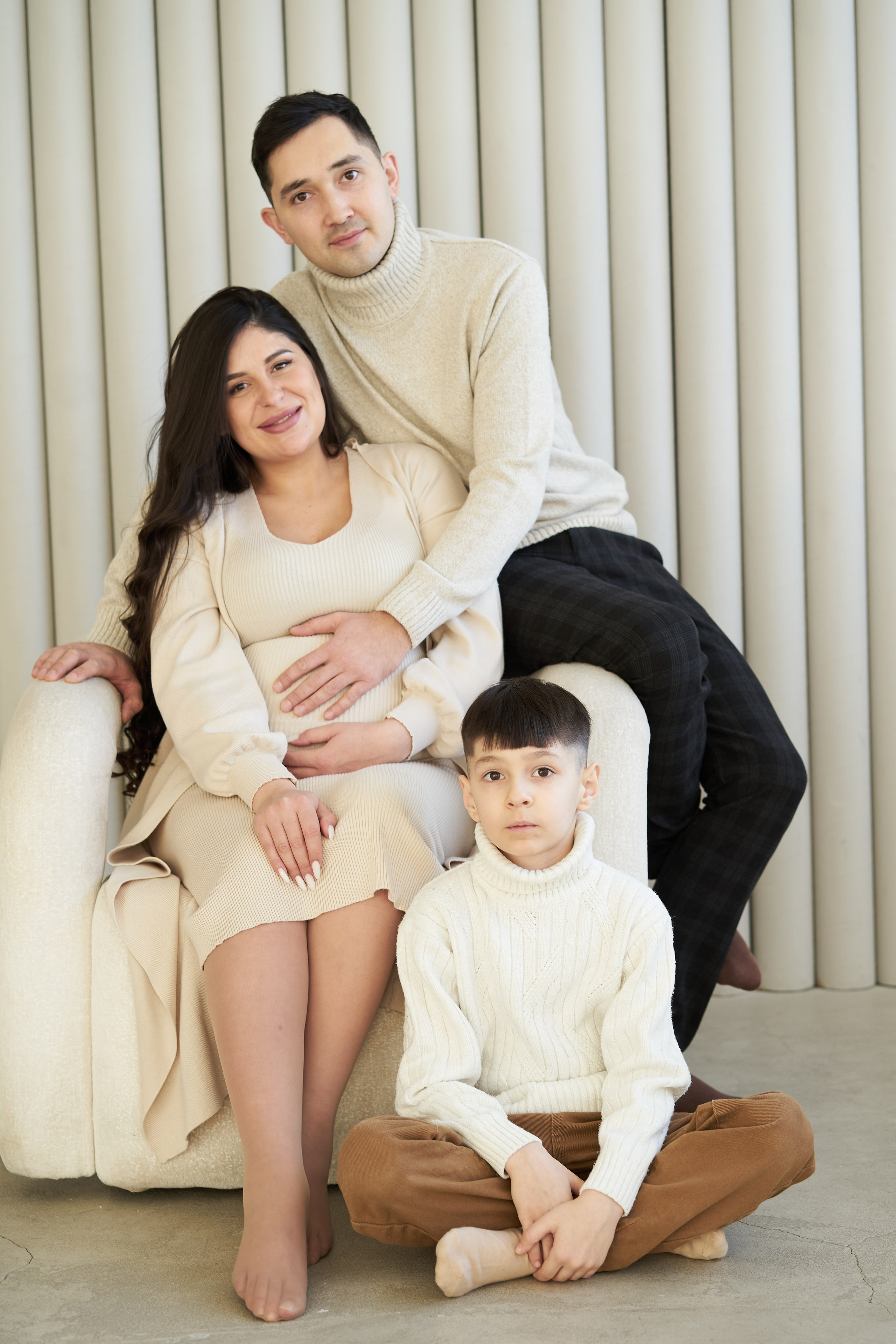 Фотосессия беременной с семьей в студии. Фотограф Екатеринбург Кокшарова Александра