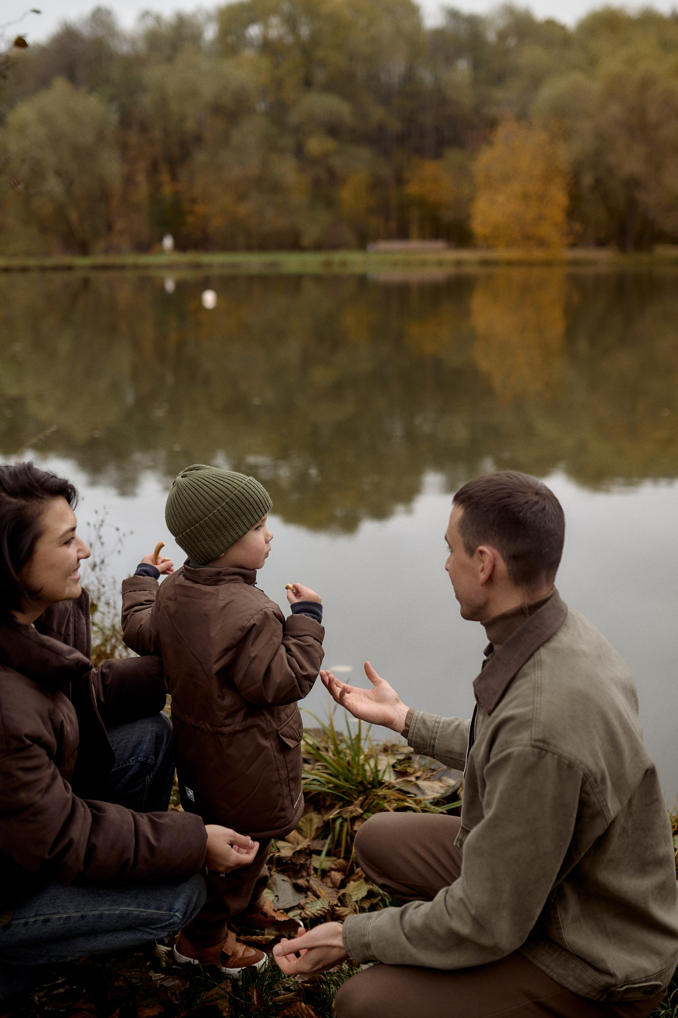Вова, Юля и Максим в осеннем парке. Семейный и свадебный lifestyle-фотограф в Москве Мария Петрова