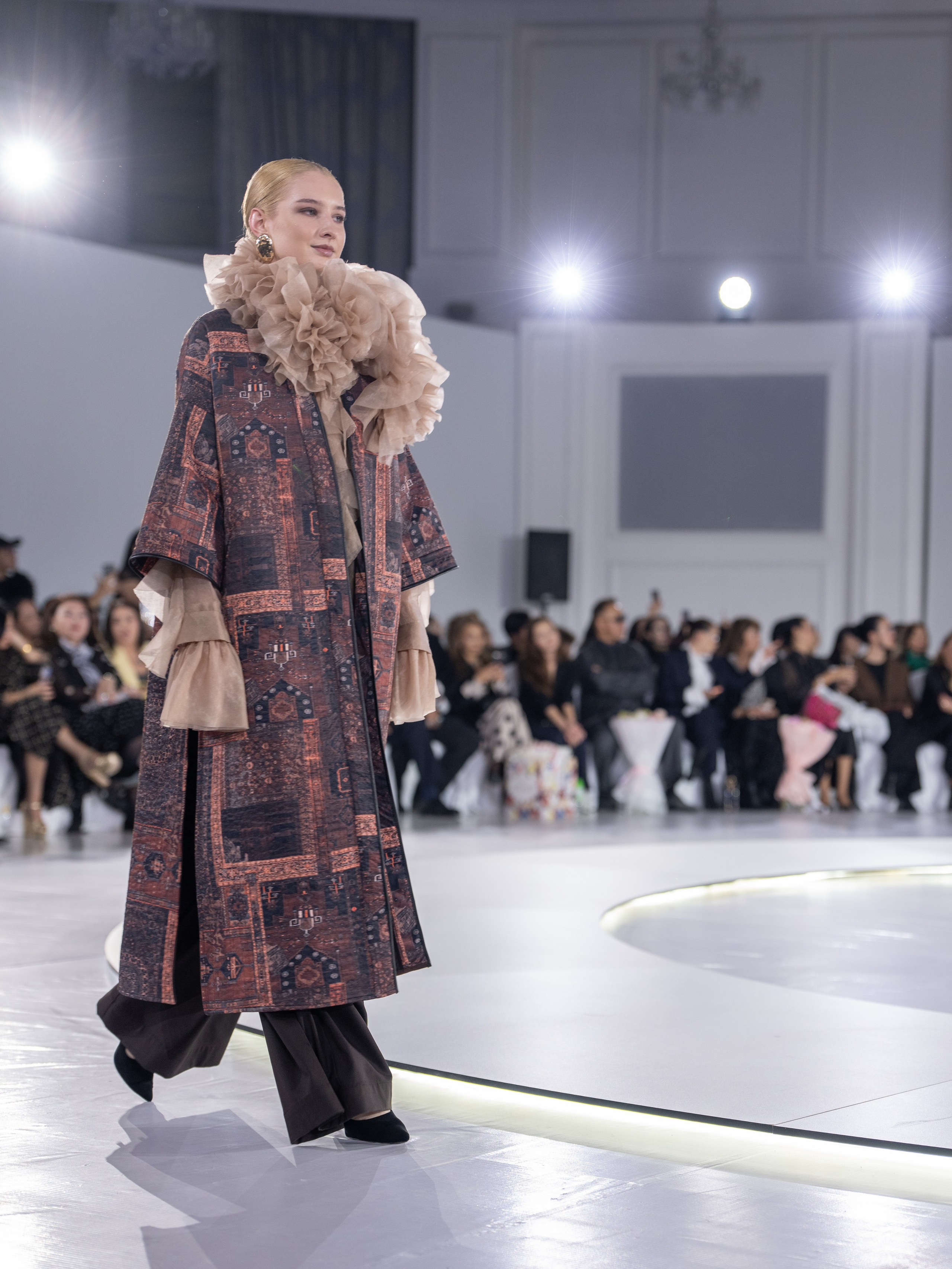 Дизайнер Aida Kaumenova. Сайт Алматинского НЮ АРТ, будуар и фэшн фотографа Дениса Карпенко