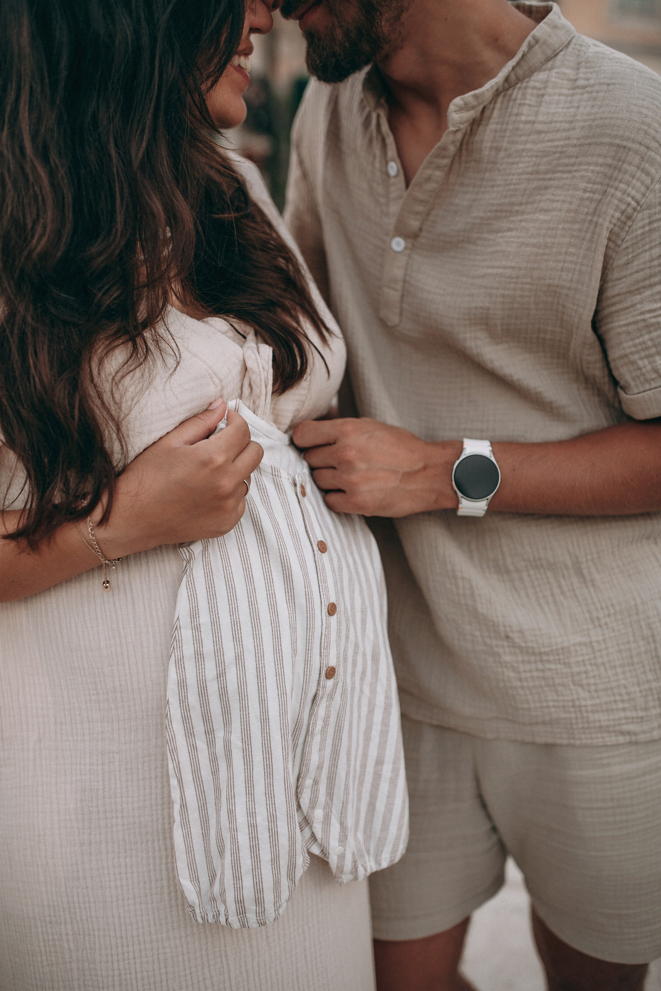 Фотосессия ожидания ребёнка. Трогательная история ожидания малыша, запечатлённая в прогулочной съёмке.