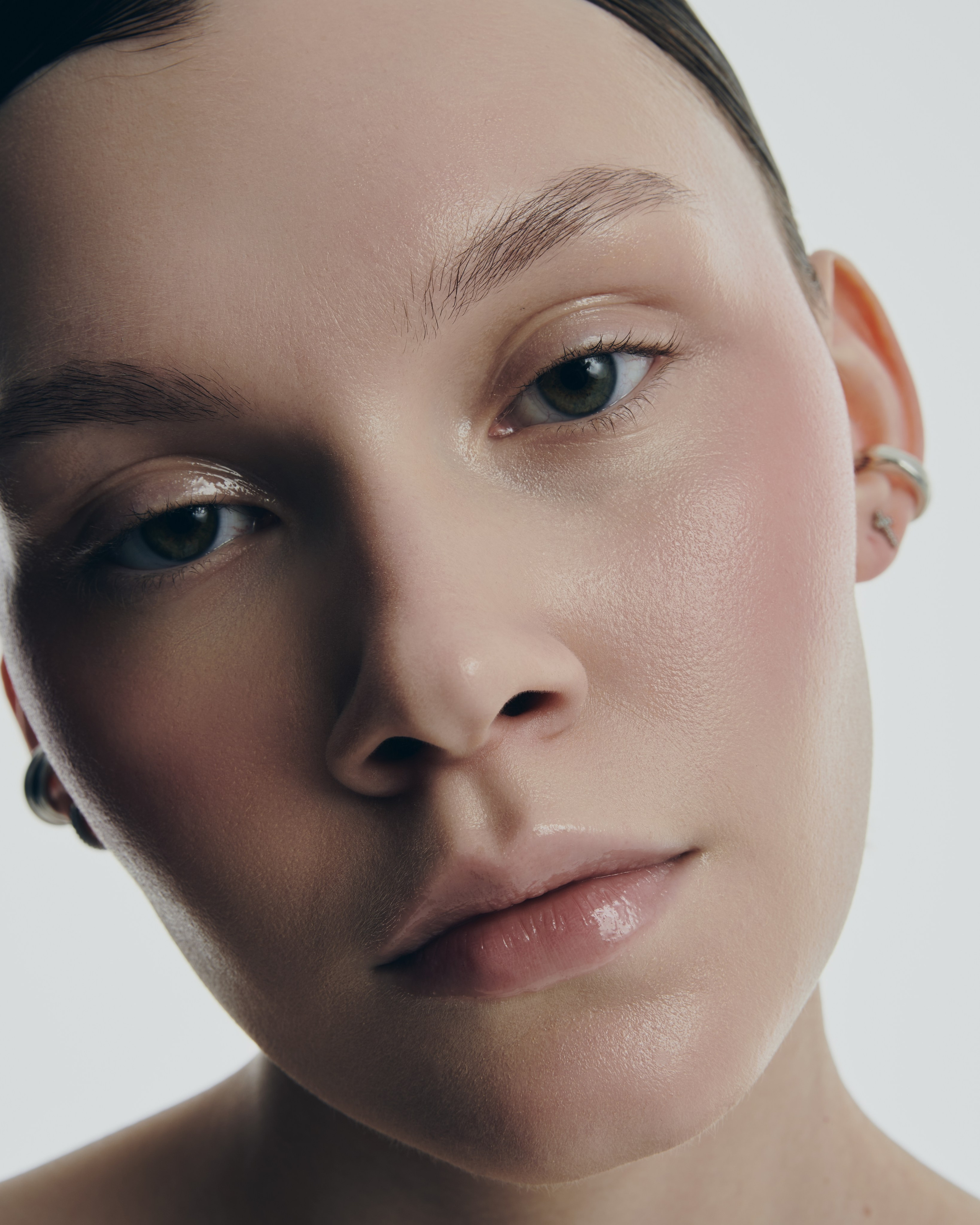 Студийная бьюти-съёмка — Артём ГалицкийПровожу профессиональные бьюти-съёмки в студии: фокус на коже, макияже, деталях и световом рисунке. Работаю с косметическими брендами, визажистами, продакшенами и креативными командами. Создаю чистые и выразительные бьюти-кадры для кампейнов, портфолио, каталога или социальных сетей.Грамотно выстраиваю свет, понимаю особенности работы с глянцем, текстурой кожи и бликами. Опыт в гаферстве помогает контролировать техническую часть съёмки — от расстановки оборудования до финального сетапа.