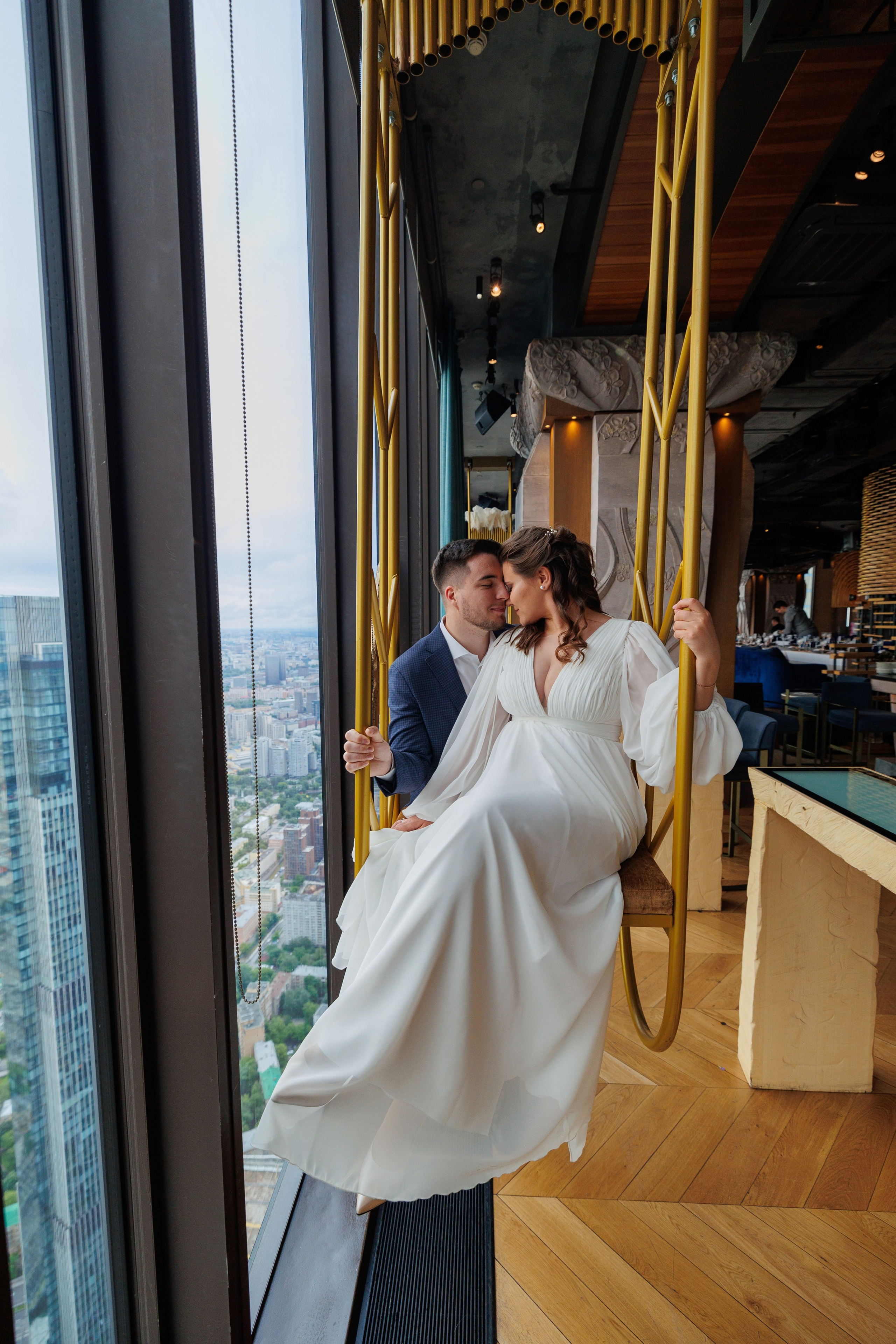 Фотограф на регистрацию в ЗАГС Москва Сити Birds Башня ОКО. Примеры фото, отзывы молодоженов и заявка на регистрацию через официальный сайт.