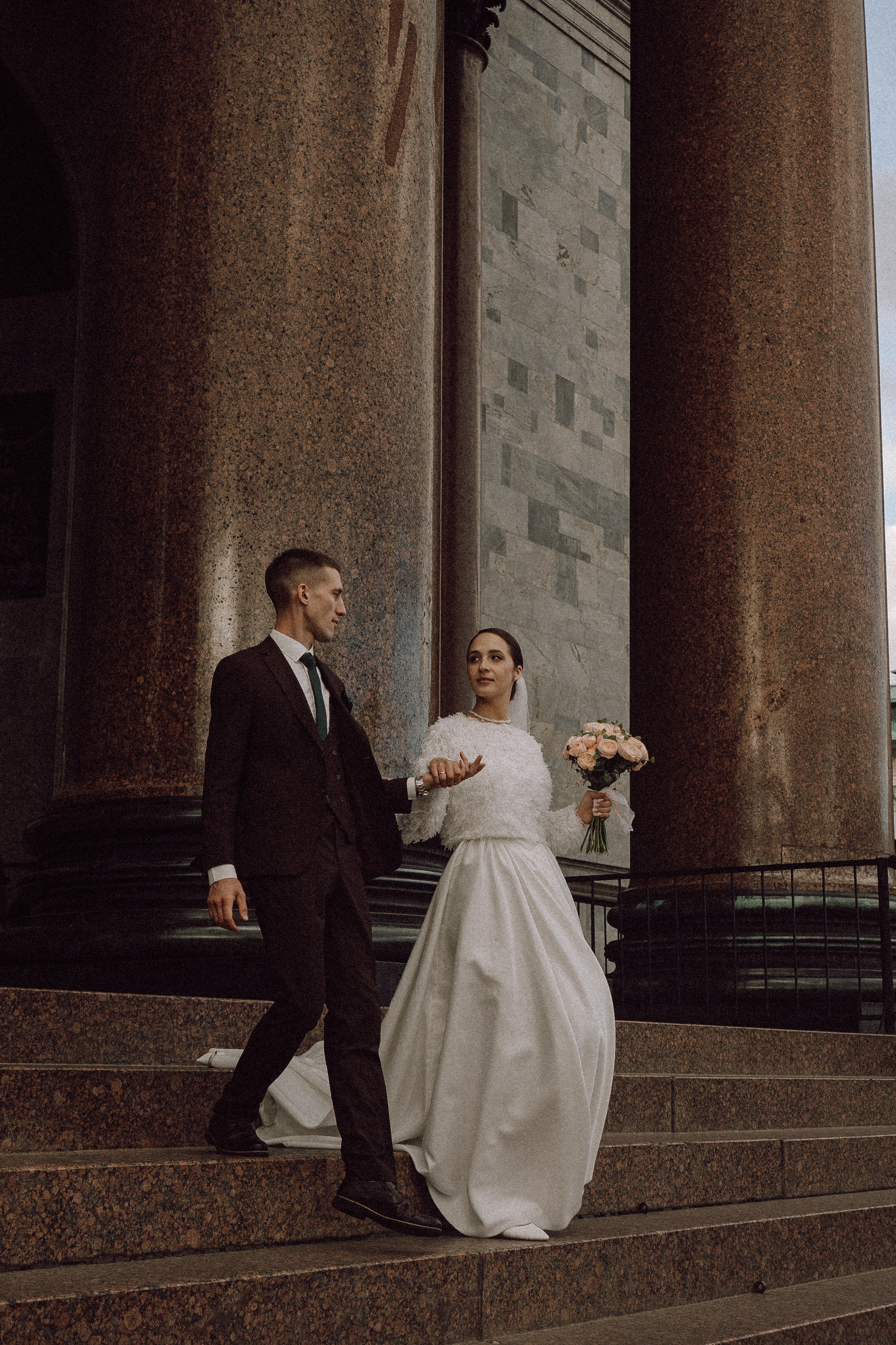 СВАДЕБНАЯ ПРОГУЛКА В САНТК-ПЕТЕРБУРГЕ (ИСАКИЕВСКИЙ СОБОР, ЗИМНЯЯ КАНАВКА, ЭРМИТАЖ И БОЛЬШАЯ МОРСКАЯ УЛИЦА). Профессиональный фотограф, Санкт-Петербург — Виктория Богомолова