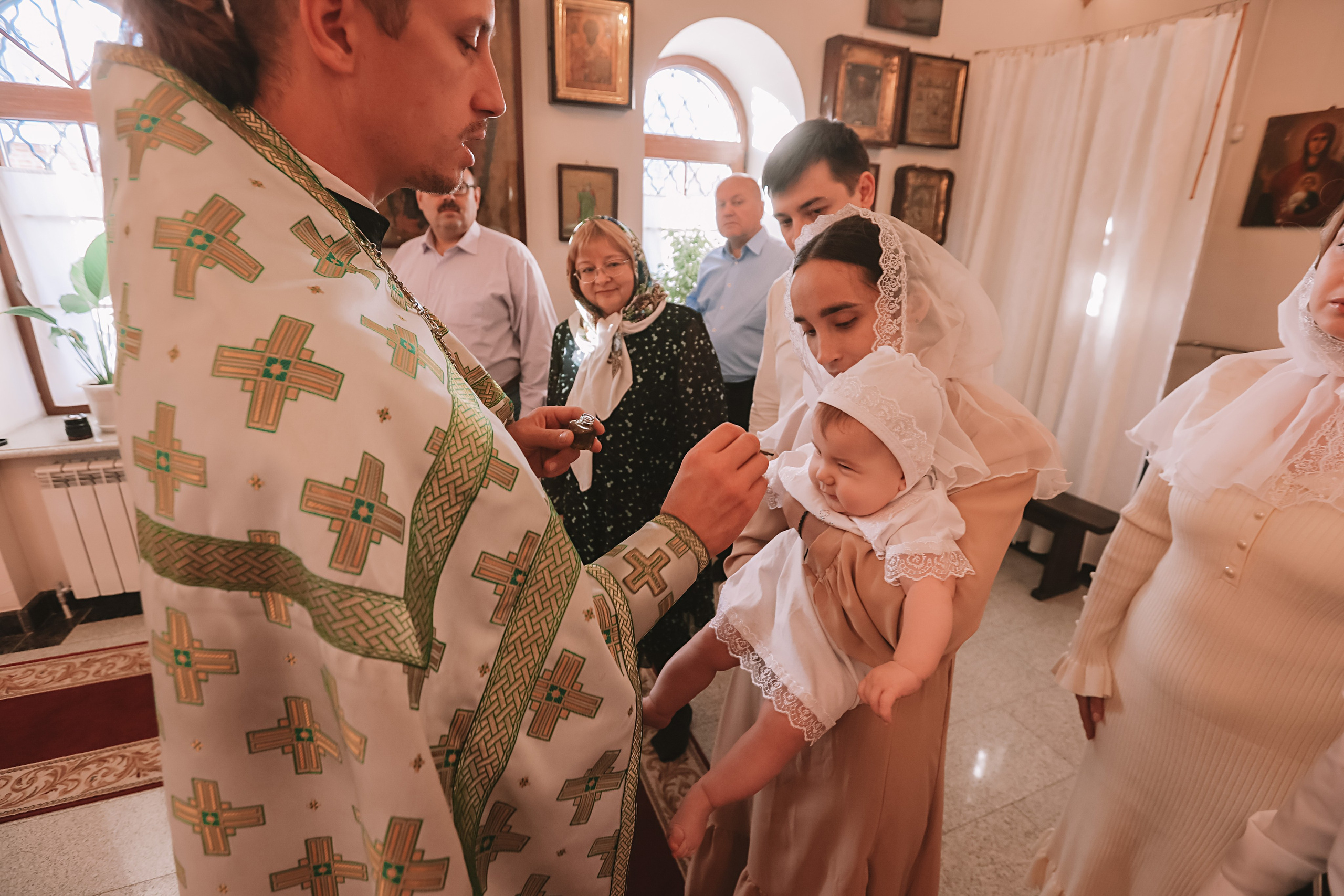 Крещение круглая церковь. Семейный фотограф Тюмень, фотограф на роды Салмина Мария