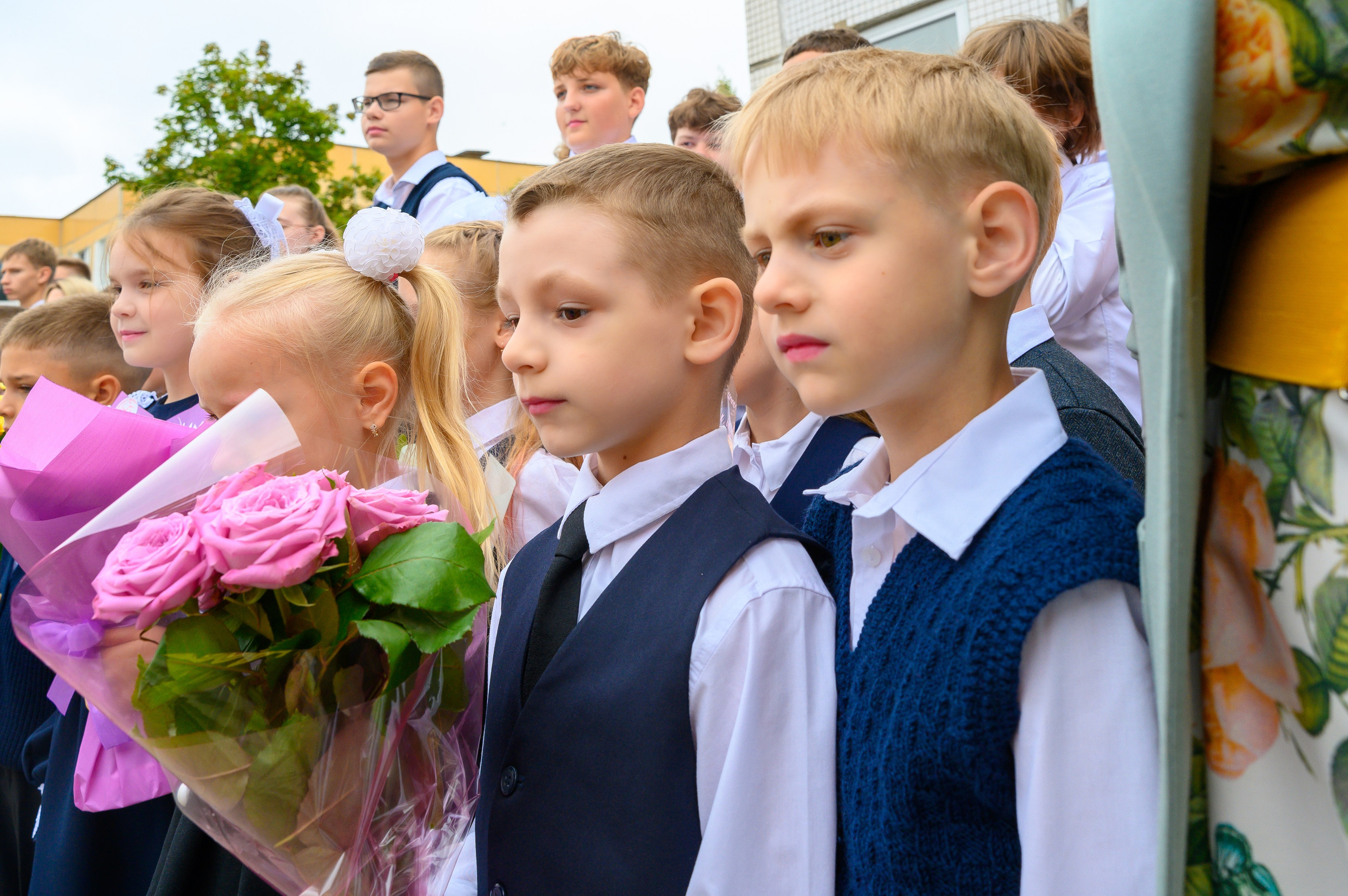 Вот звучит первый звонок, перед этим долгое приготовление к новому этапу в жизни, Яромир идет в школу. Фотоуслуги, услуги фотографа, фотографирование важных событий