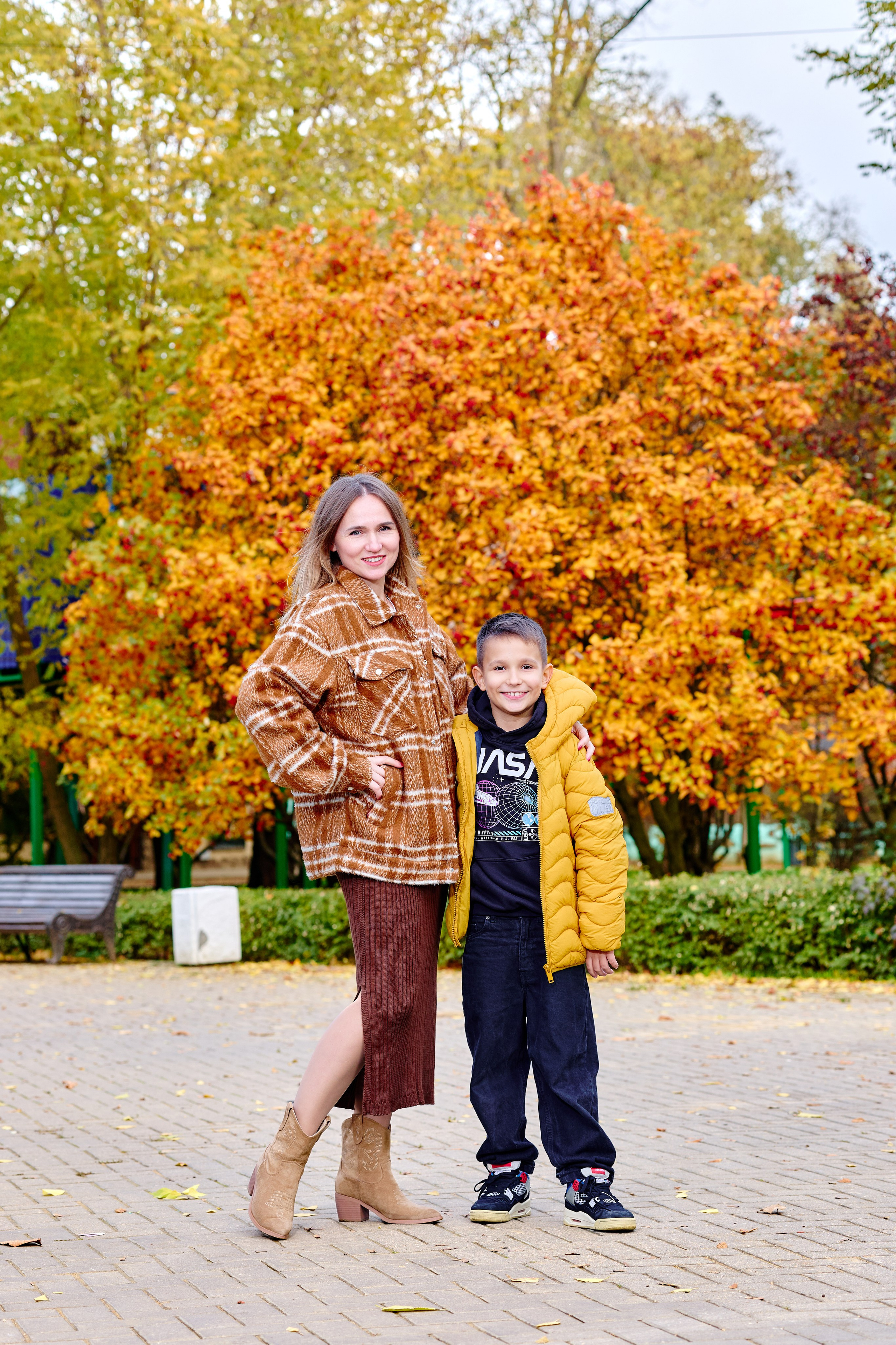 Прогулка в парке классом. Фотограф Выпускные альбомы Таганрог Сергей Коробченко