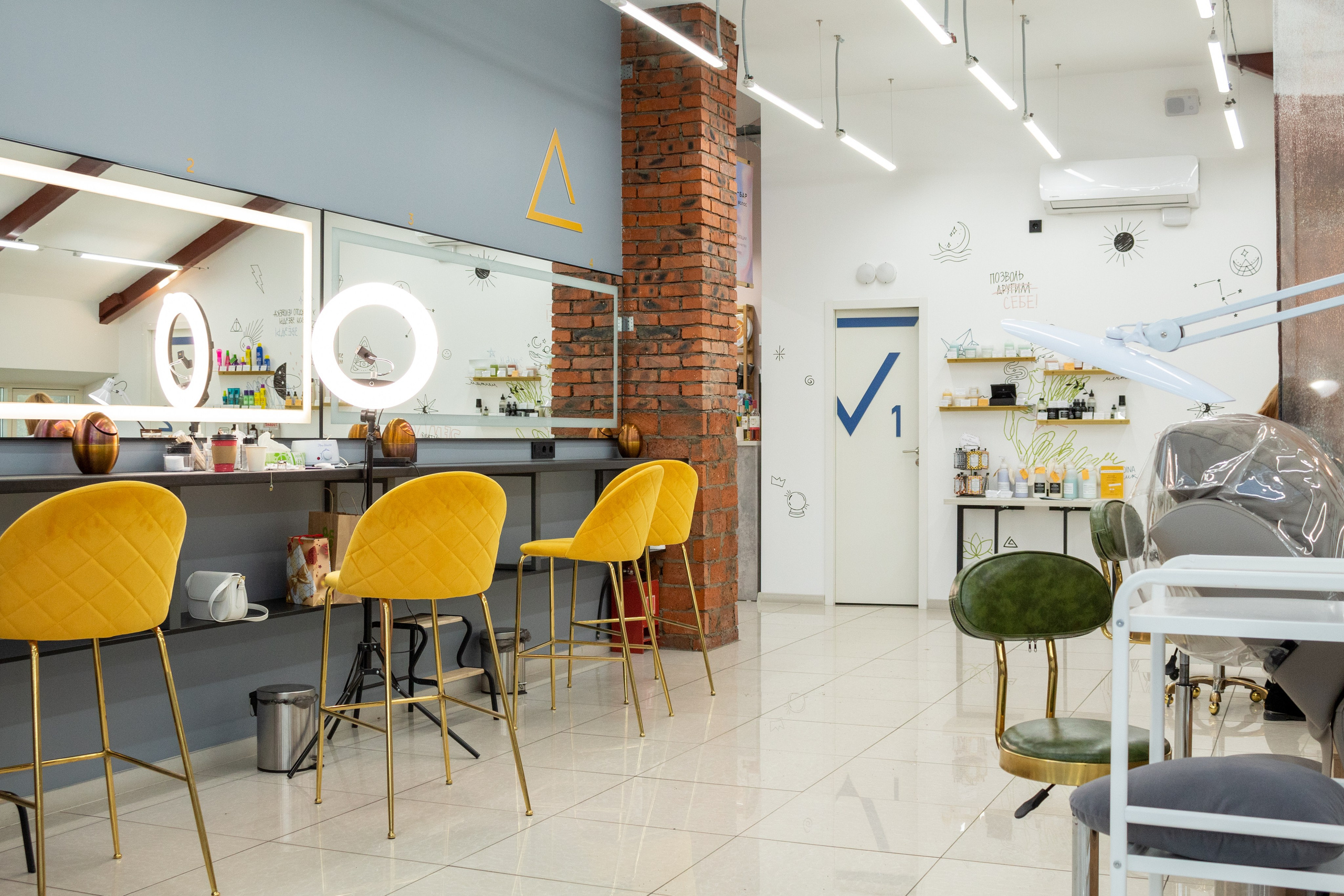 Репортажная фотосессия для коворкинга бьюти мастеров. Фотограф во Владивостоке Екатерина Селищева