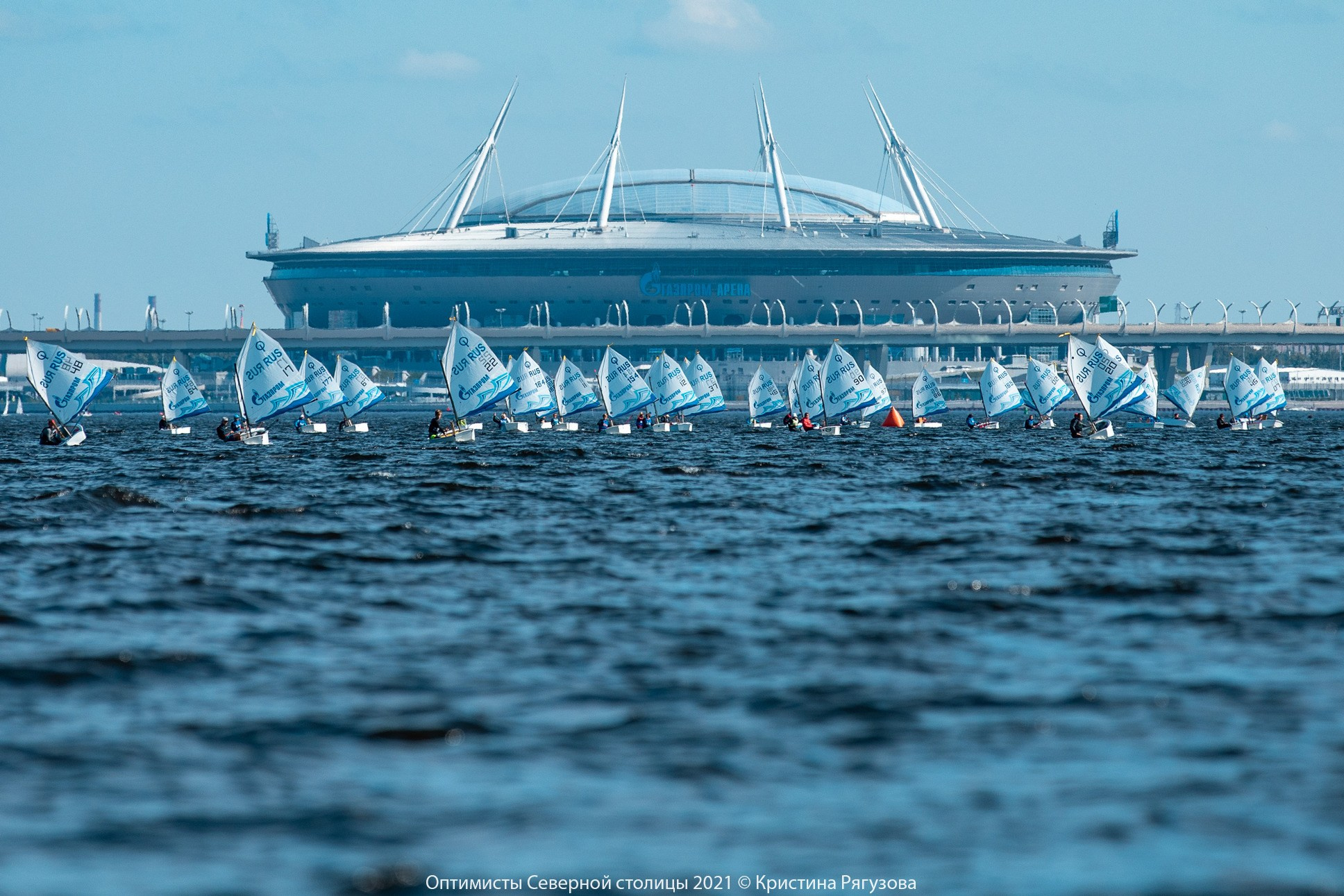 Участники регаты Оптимисты Северной столицы на фоне Зенит-Арены в Петербурге.