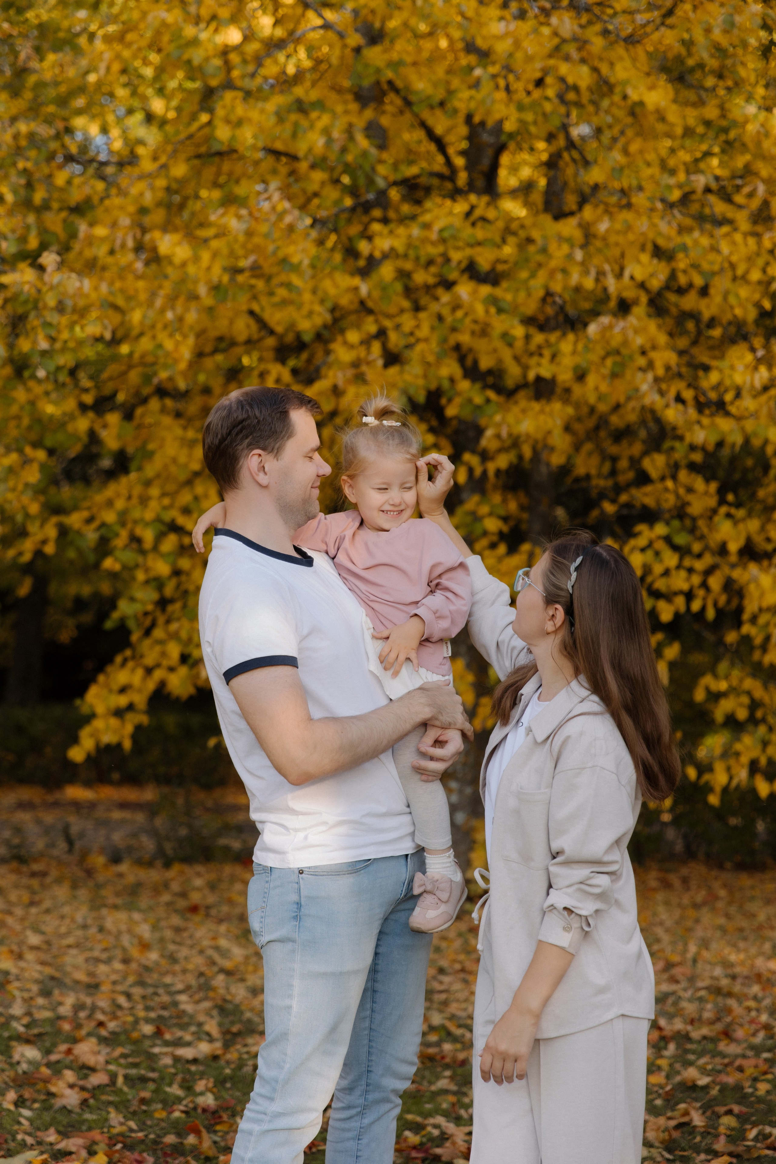 Прогулка Василисы с родителями, дядей и тетей. Семейный и свадебный фотограф в Москве и Зеленограде Пилипенко Юлия