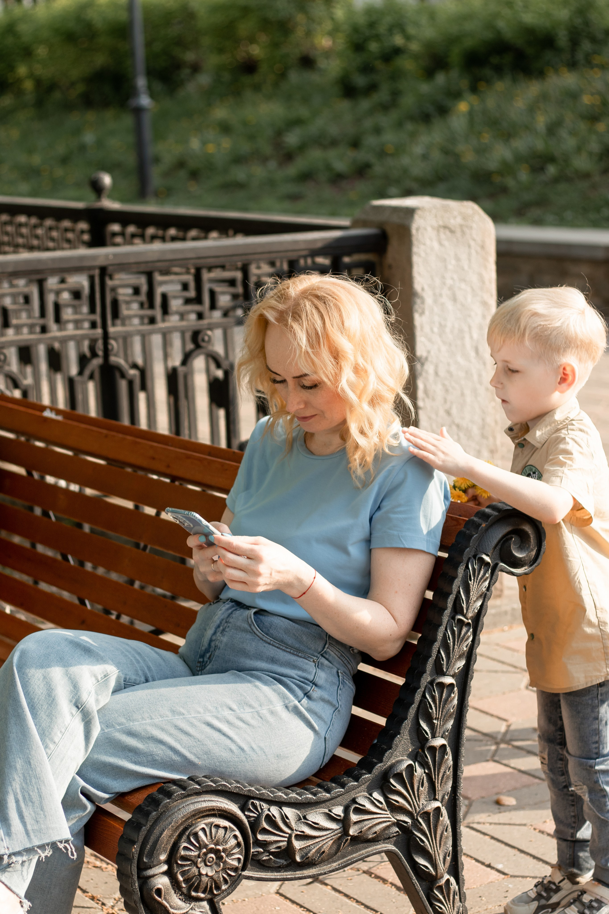 Прогулка с мамой по городу