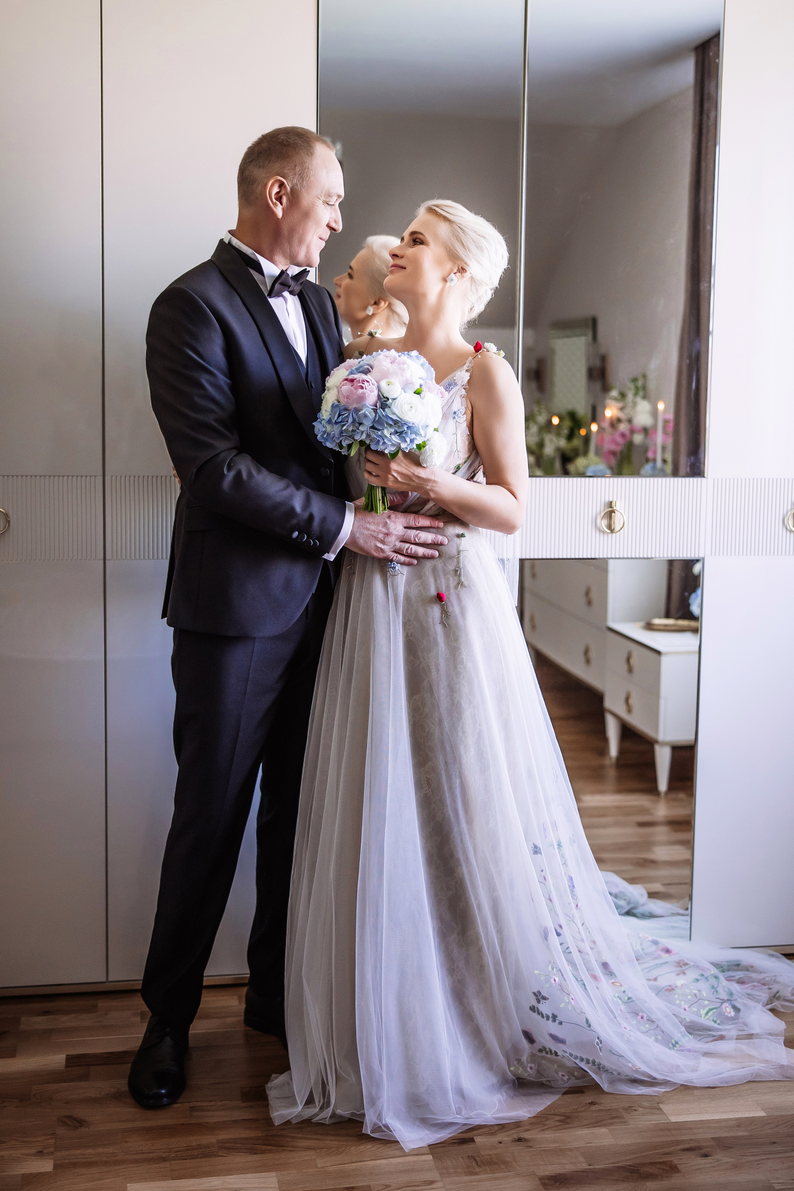 жених и невеста у зеркала