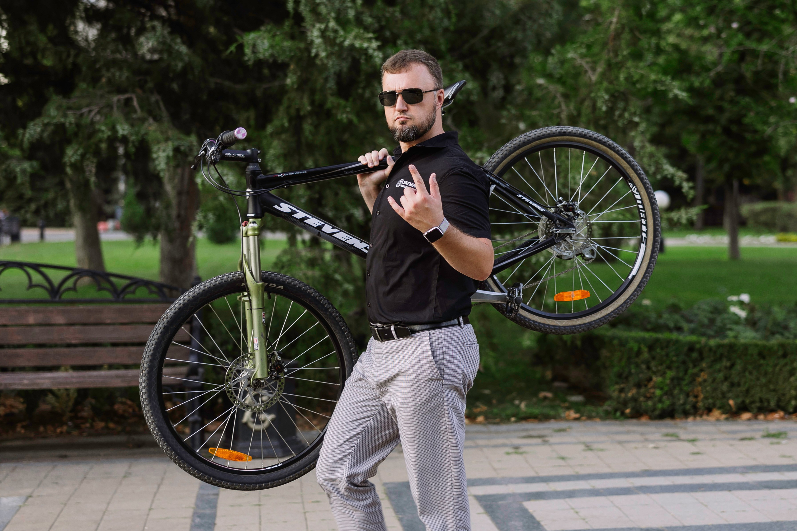 Мужской портрет с велосипедом