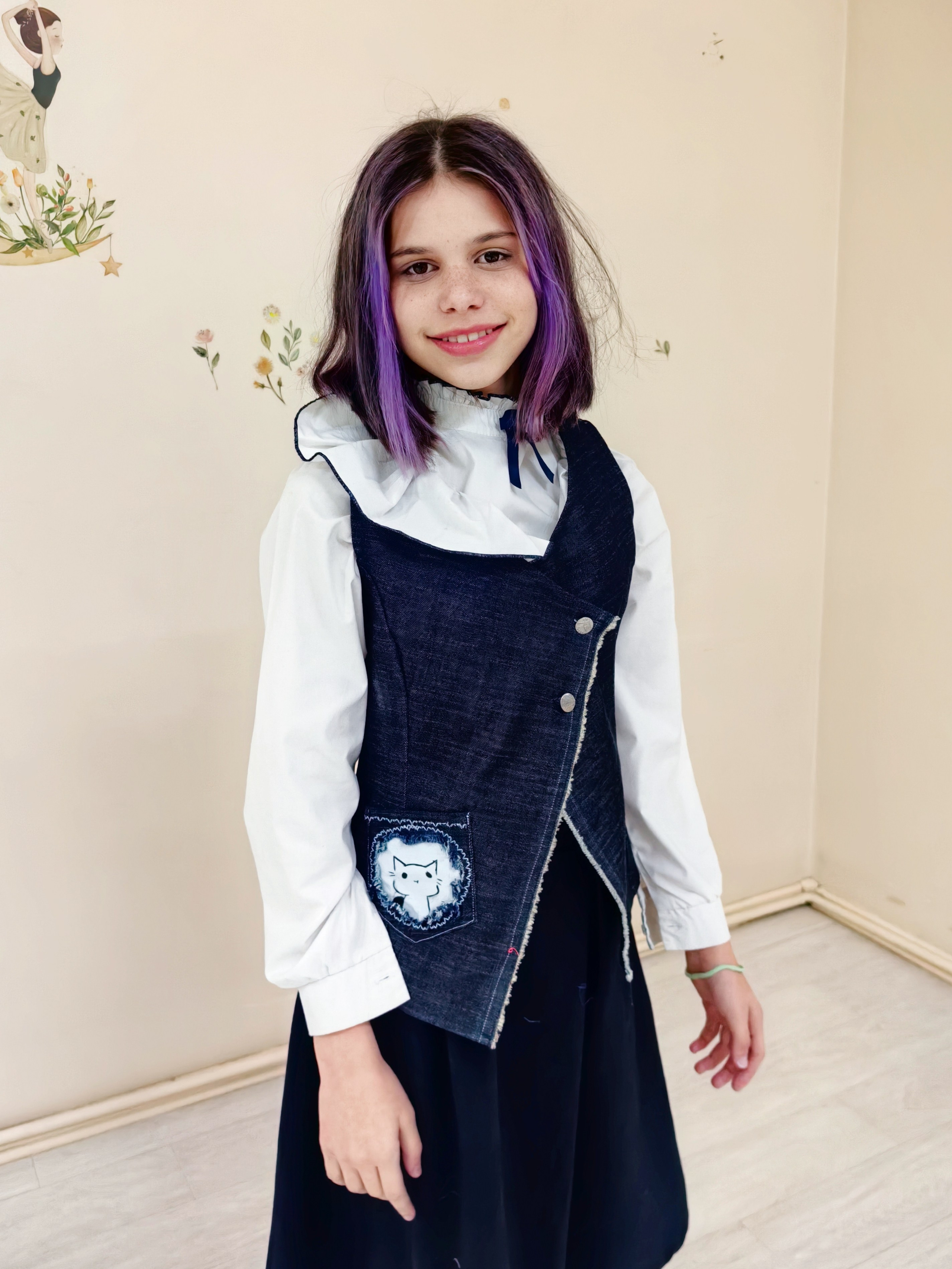 Дизайнерские жилетки из джинсы с декором в технике синель, росписью ткани, вышивка. Шьют дети. Владивосток. Школа для девочек во Владивостоке — Само Совершенство