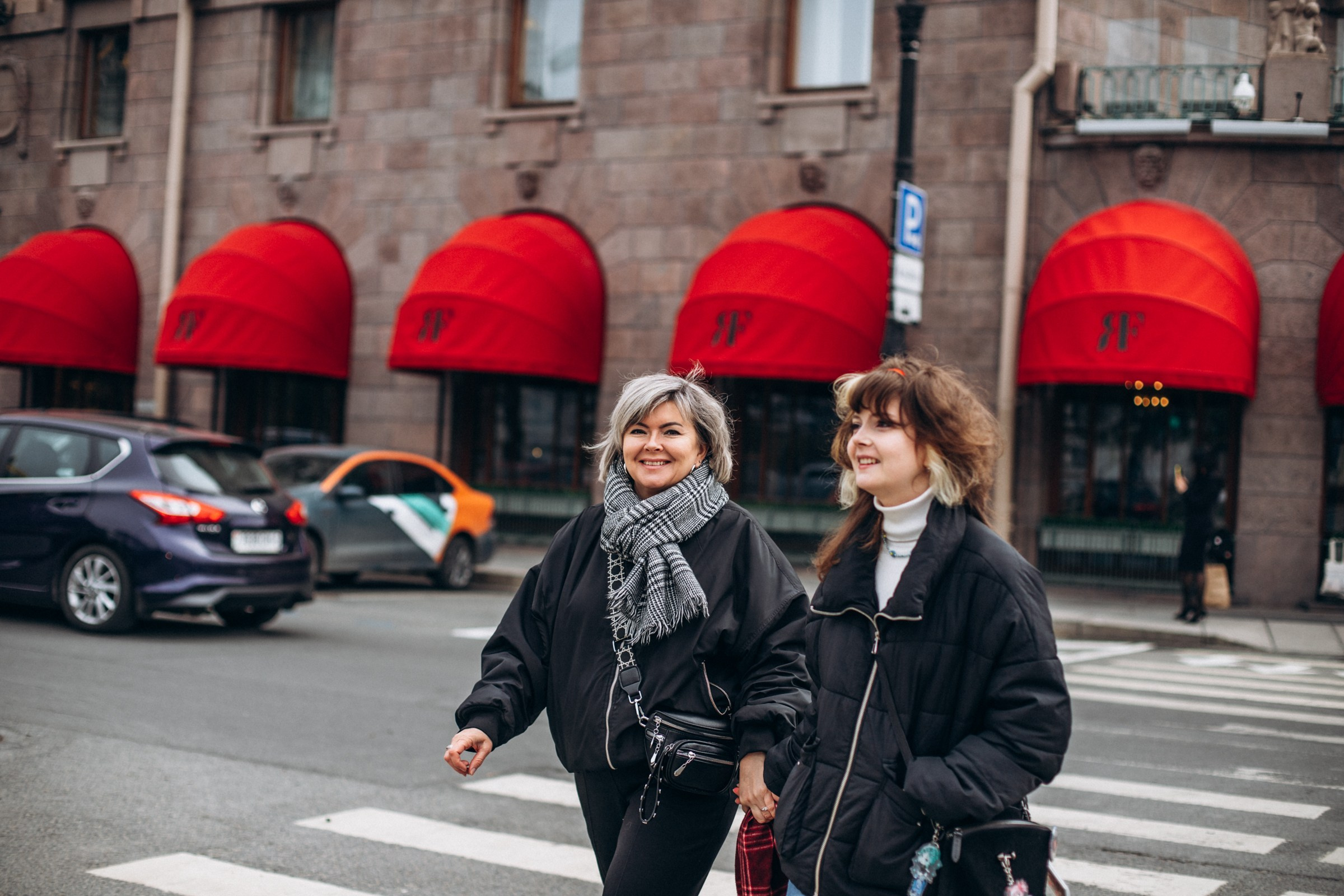 Ольга и Варвара в мае. Фотопрогулка в Петербурге. Индивидуальный и семейный фотограф в Санкт-Петербурге
