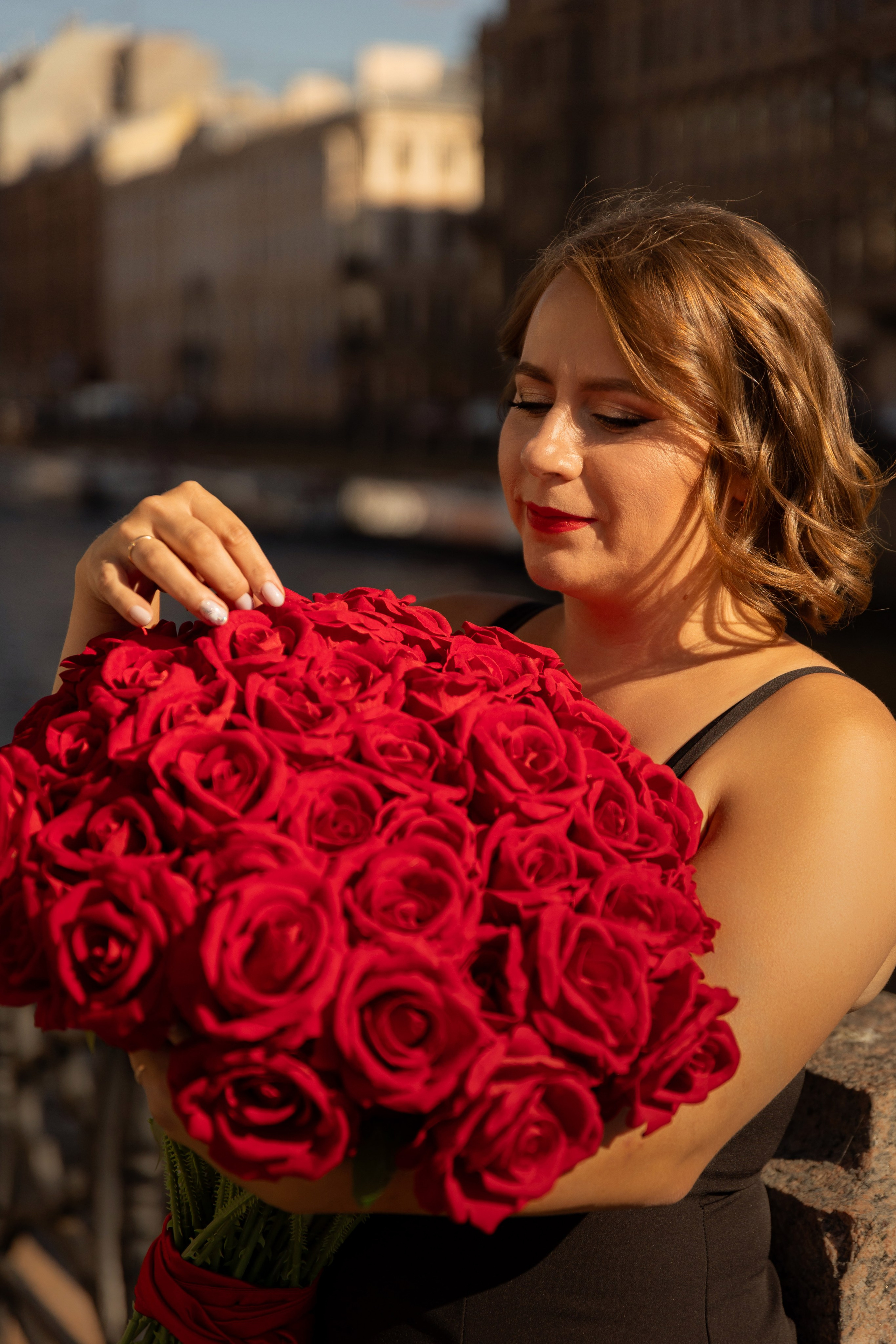 Фотопрогулка в центре с букетом красных роз. Семейный и свадебный фотограф в Санкт-Петербурге Татьяна Швыкова