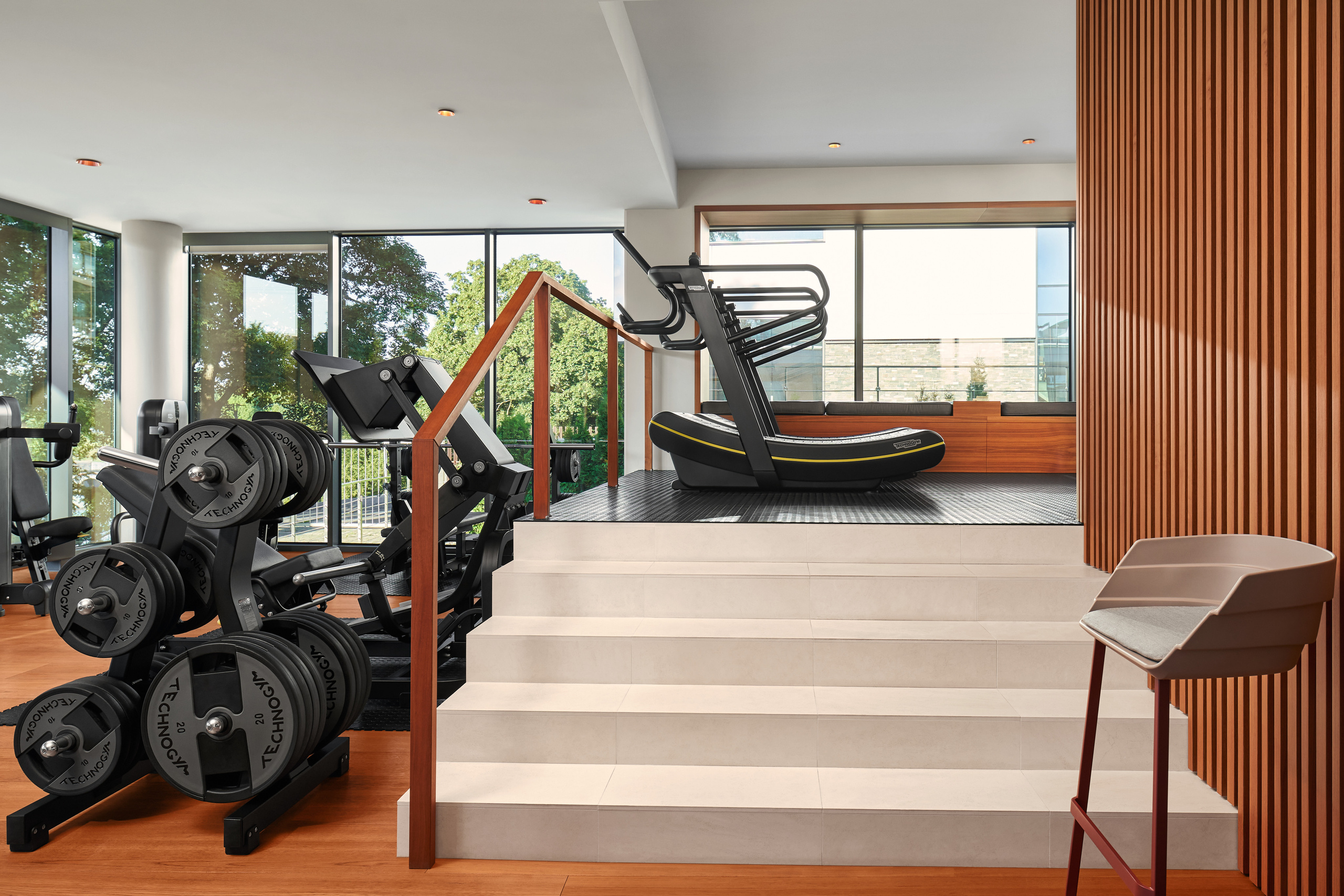 Фитнес зал, тренажеры, солнце 