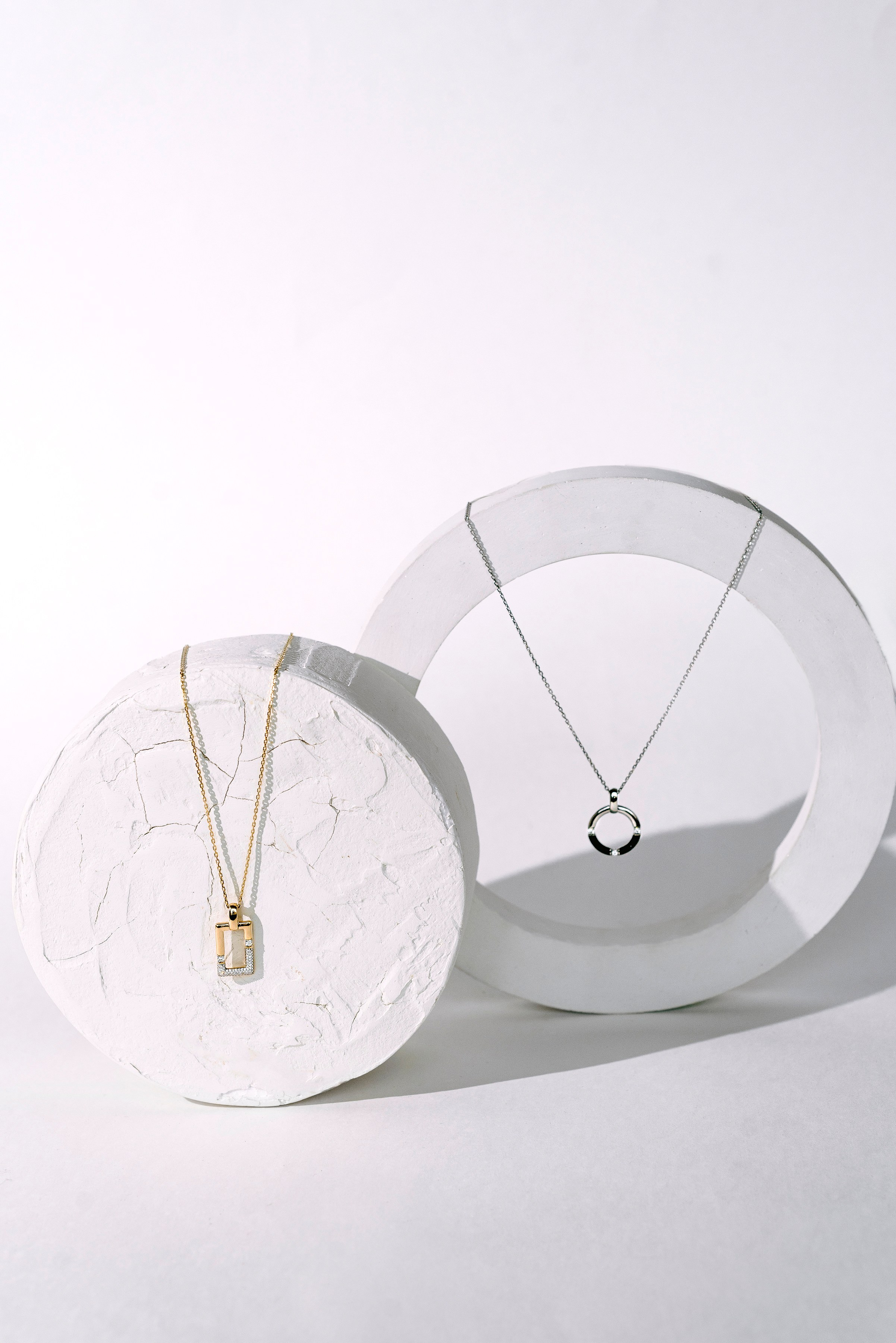 съемка ювелирных изделий на белом фоне