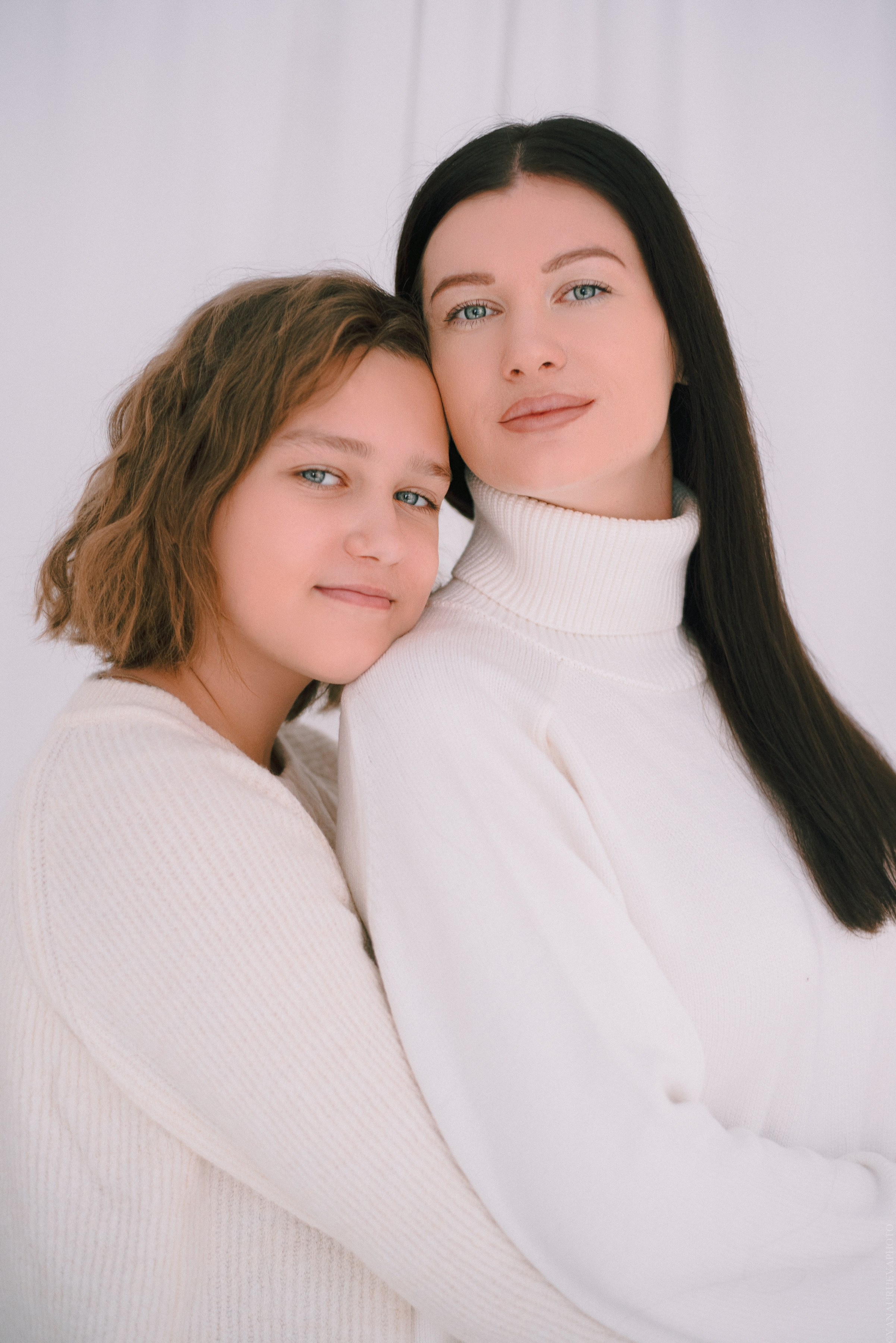 мама и дочь в белых свитерах