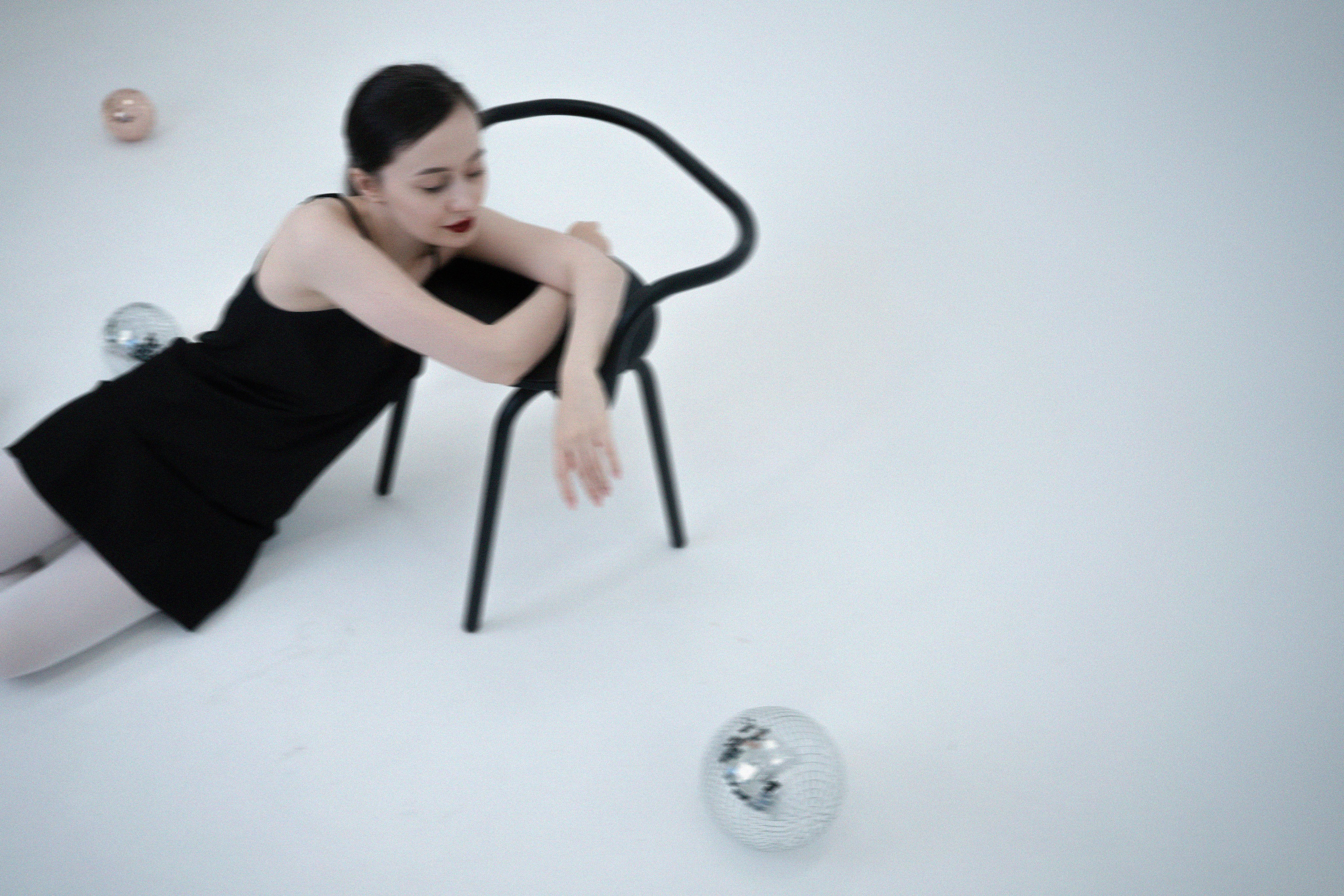 ДЕВОЧКА НА ШАРЕ. Главная