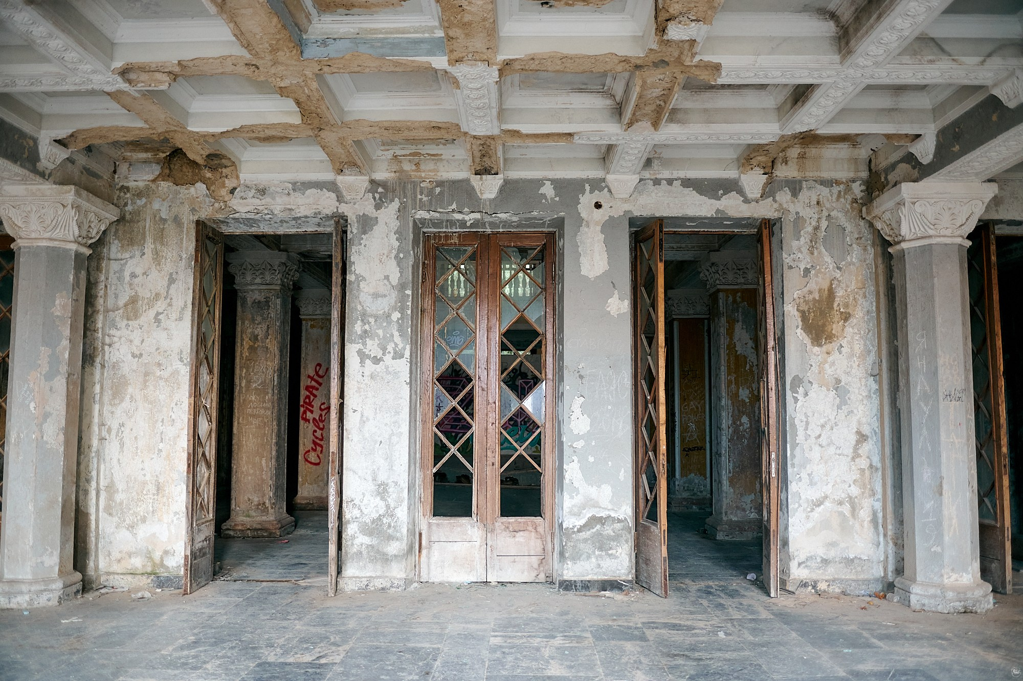 Гагра, Абхазия. Декабрь 2024. Фотографии отовсюду и обо всем