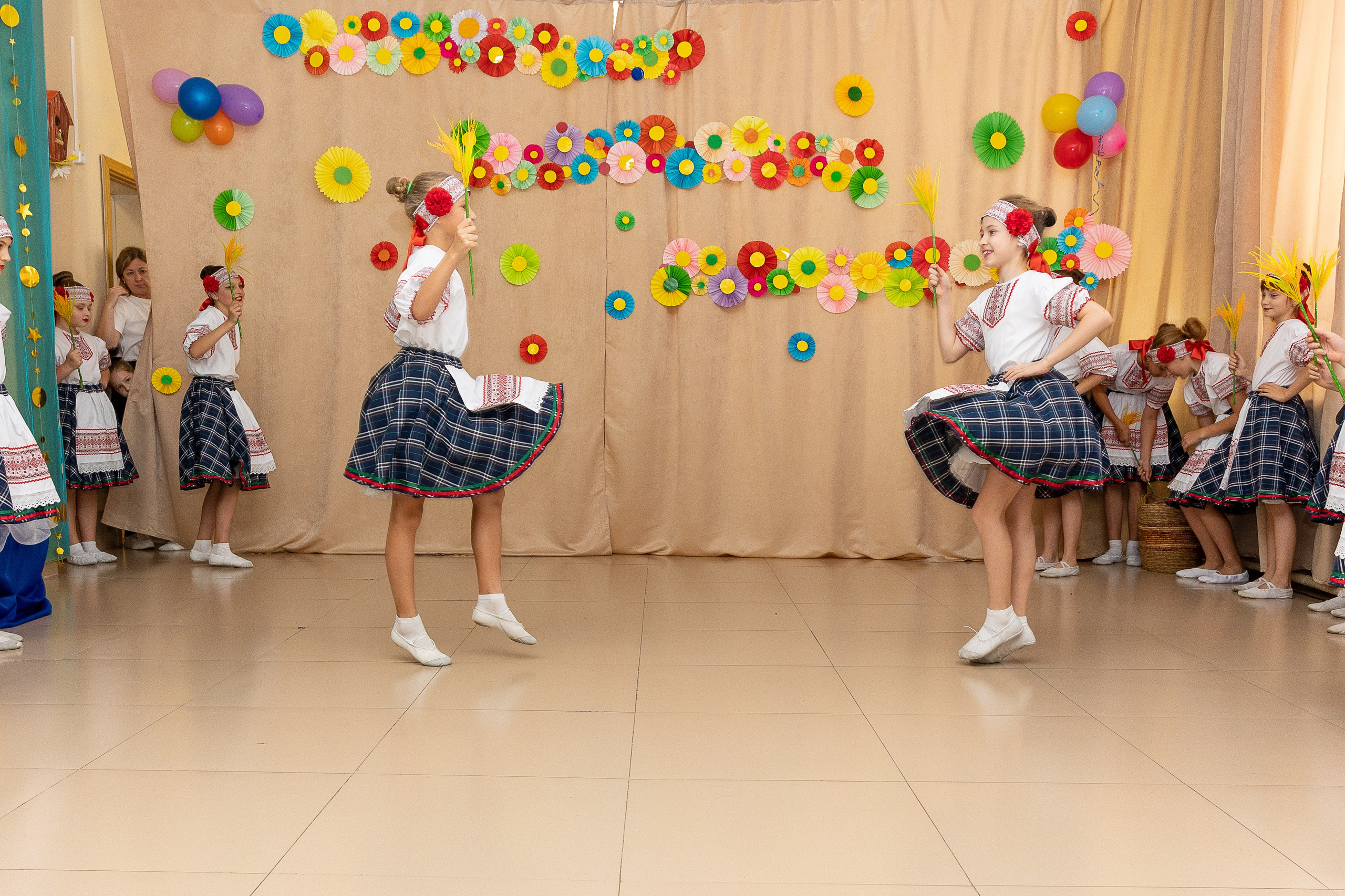 Выступление танцевального коллектива Браво. Выпускные альбомы во Владивостоке