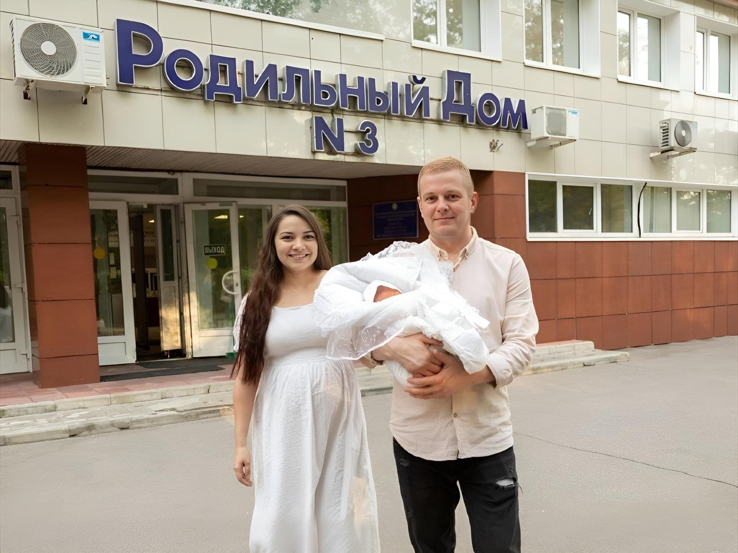 Фотосъемка выписки из роддома в Москве, заказать фотографа на выписку ньюборн съемка в роддоме newborn фотограф в Юдино