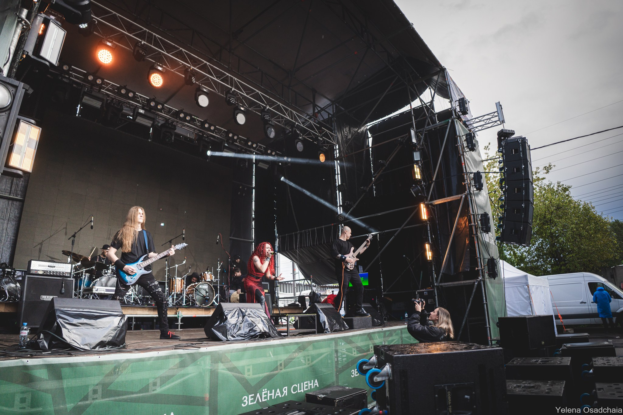 Живой 2025 — День 1. Елена Осадчая — фотографирую музыку на сцене и в жизни