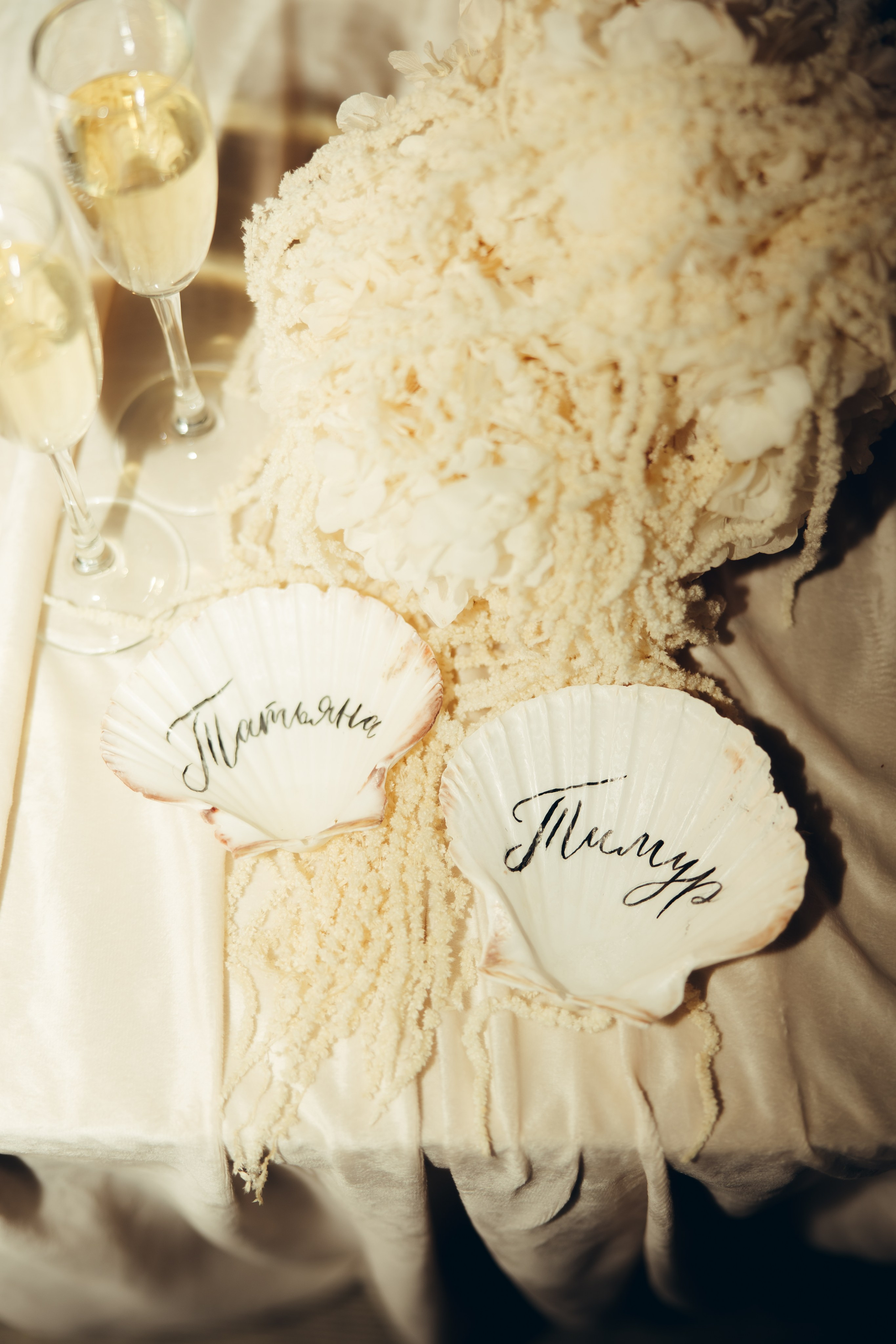 Таня и Тимур, утренние сборы в квартире и свадебный ужин. Фотограф любви в городе Казань