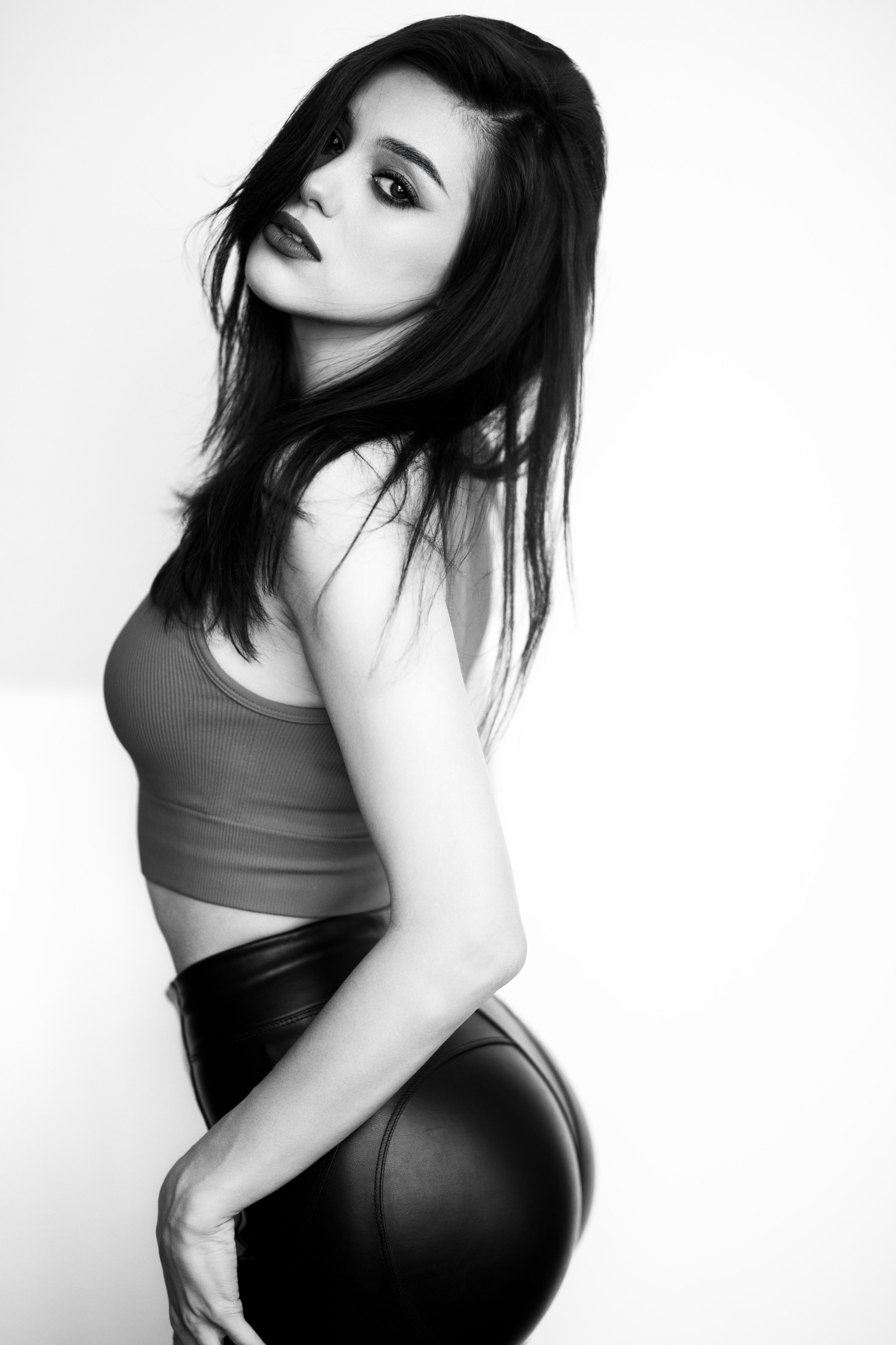 Фотосет с Марианной в студии с минимальным интерьером в формате для «себя»