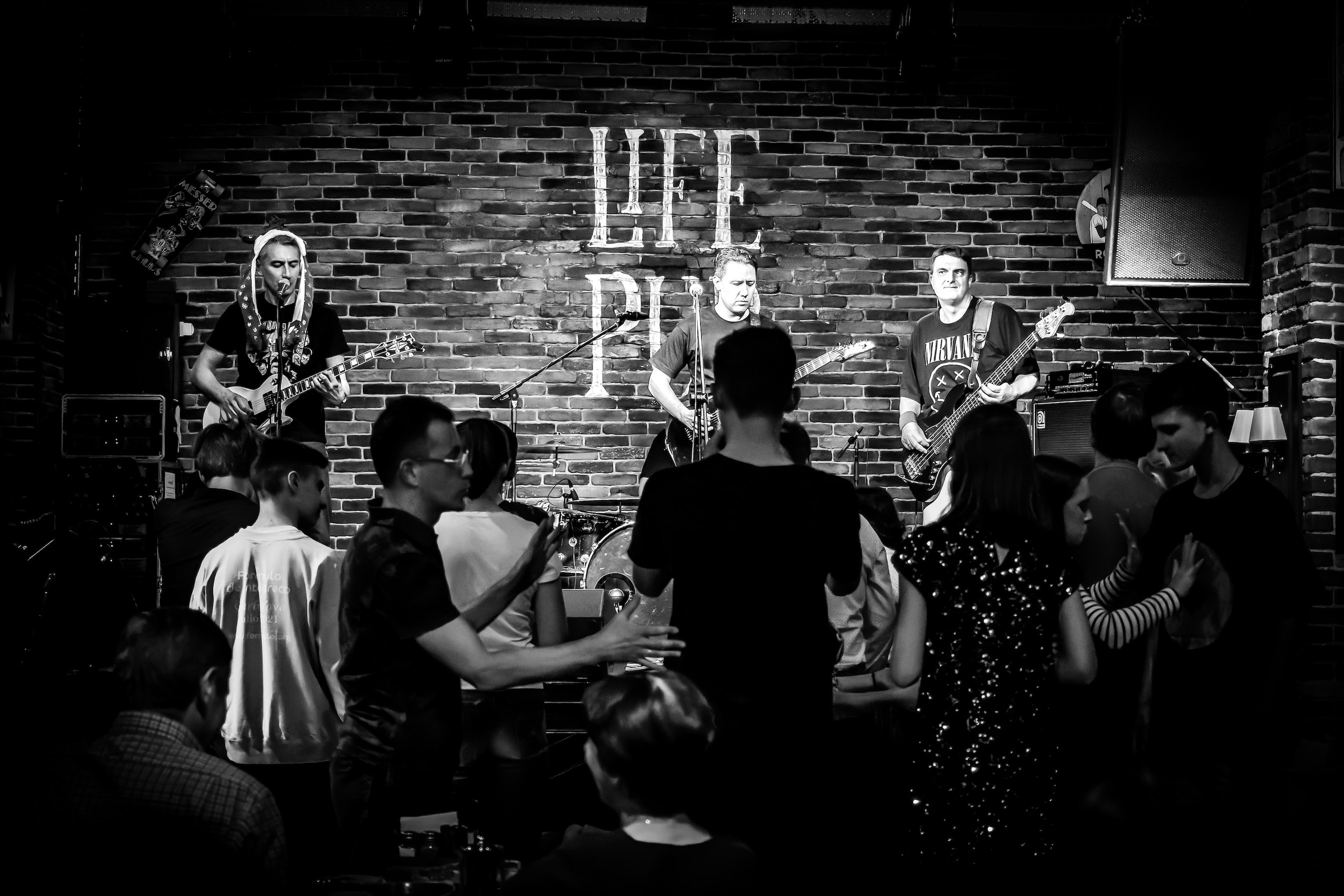 LifePub 29.03.2023. Московская кавер-группа BankBand