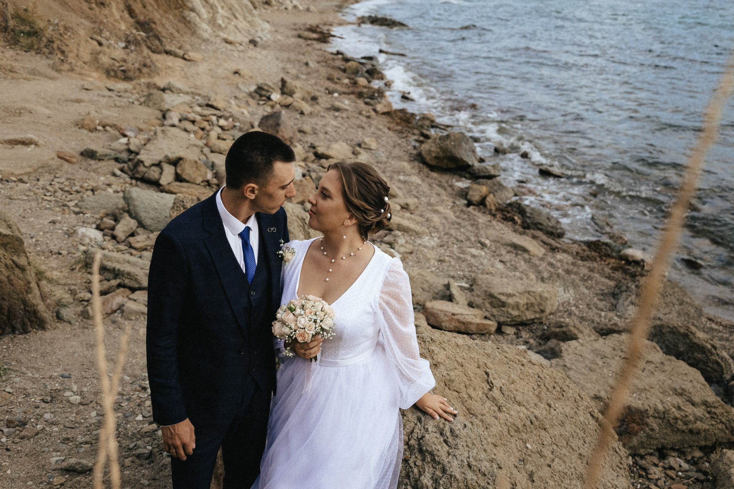 жених и невеста на берегу моря в Орджоникидзе