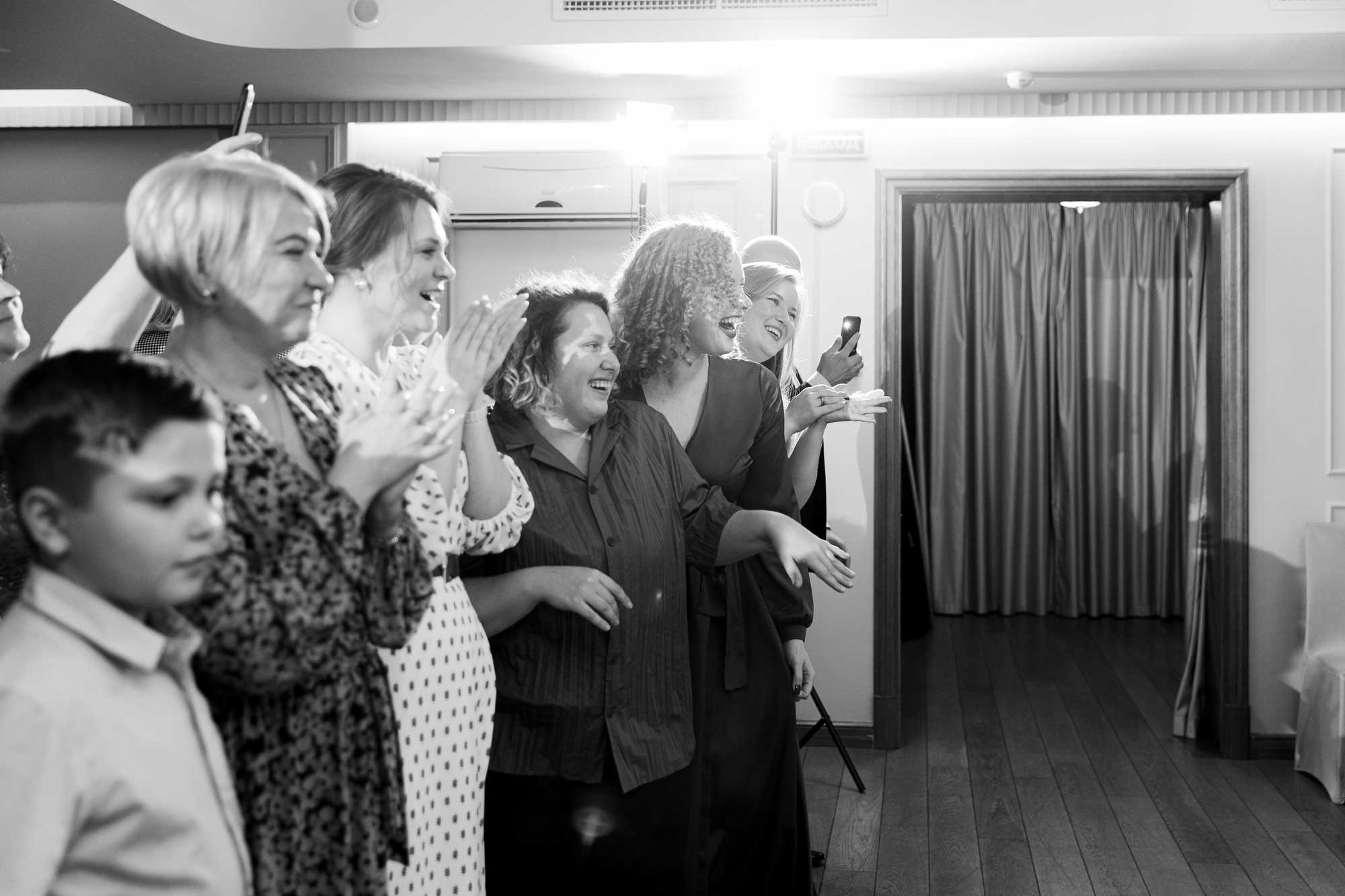 Гости веселятся на свадьбе