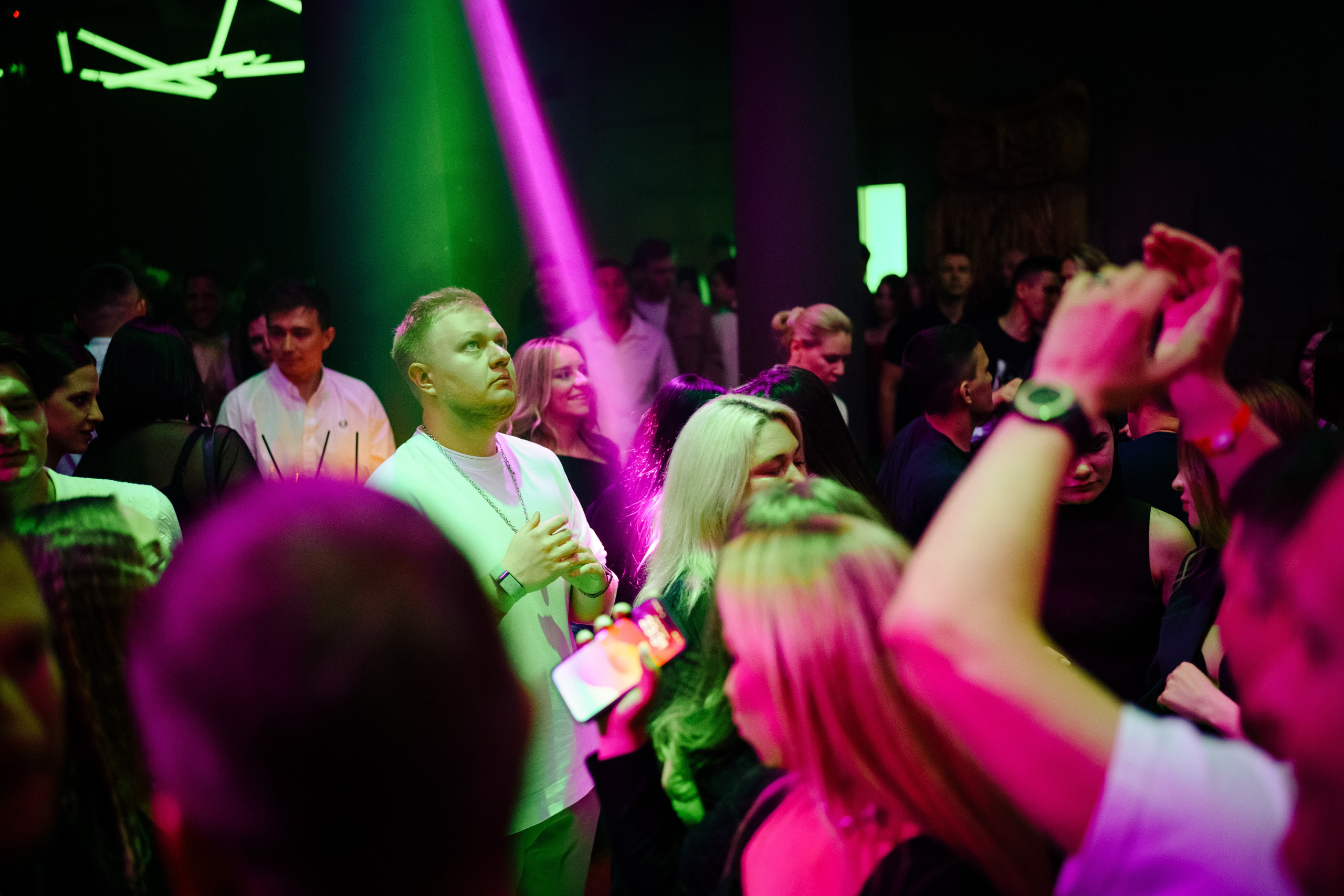 Вечеринка OSNOVATELI.LIVE репортажный фотограф Саша Дружинина. Репортажный фотограф в Москве Саша Дружинина