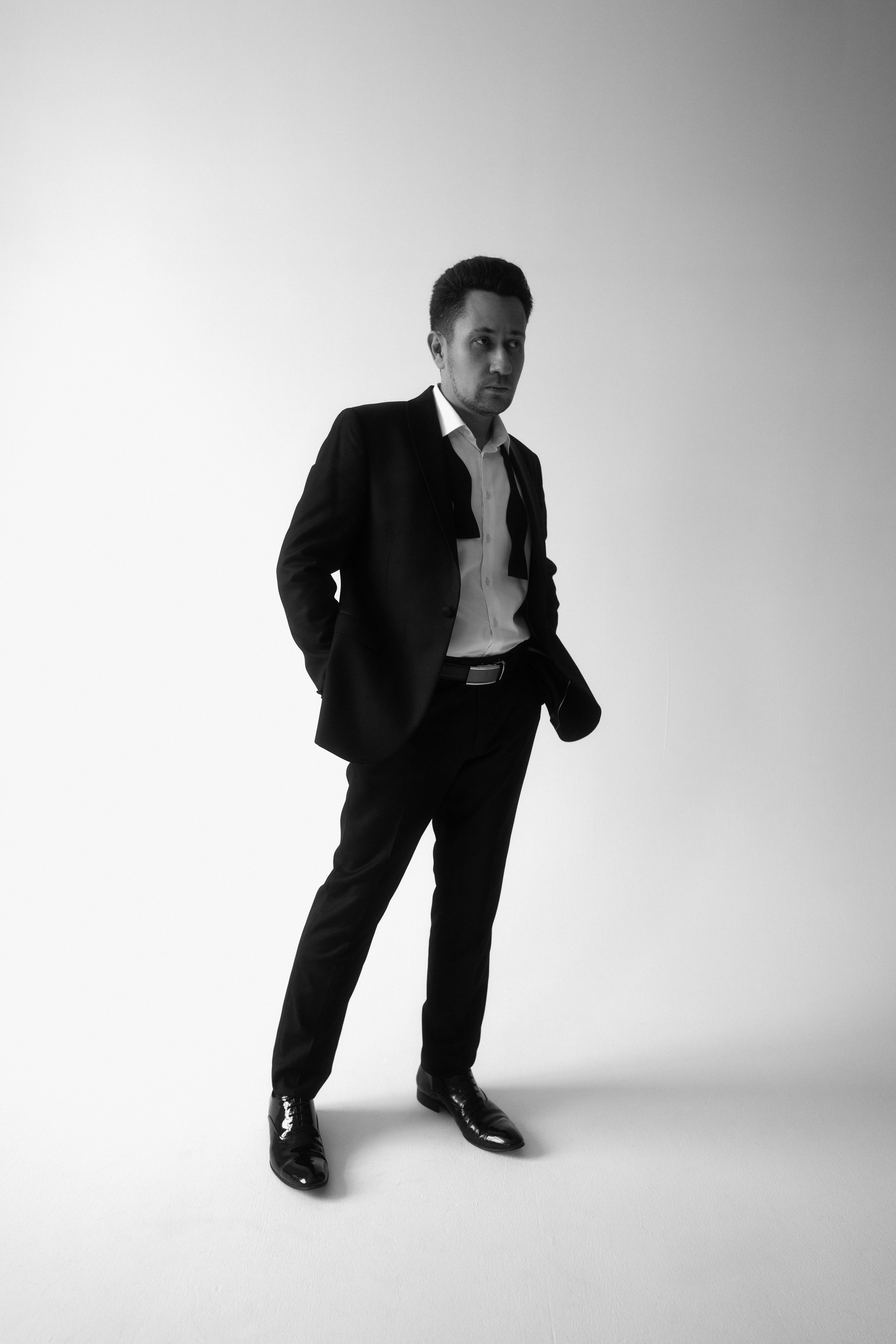 Мужская чб фотосессия с Николаем в студии Делайт